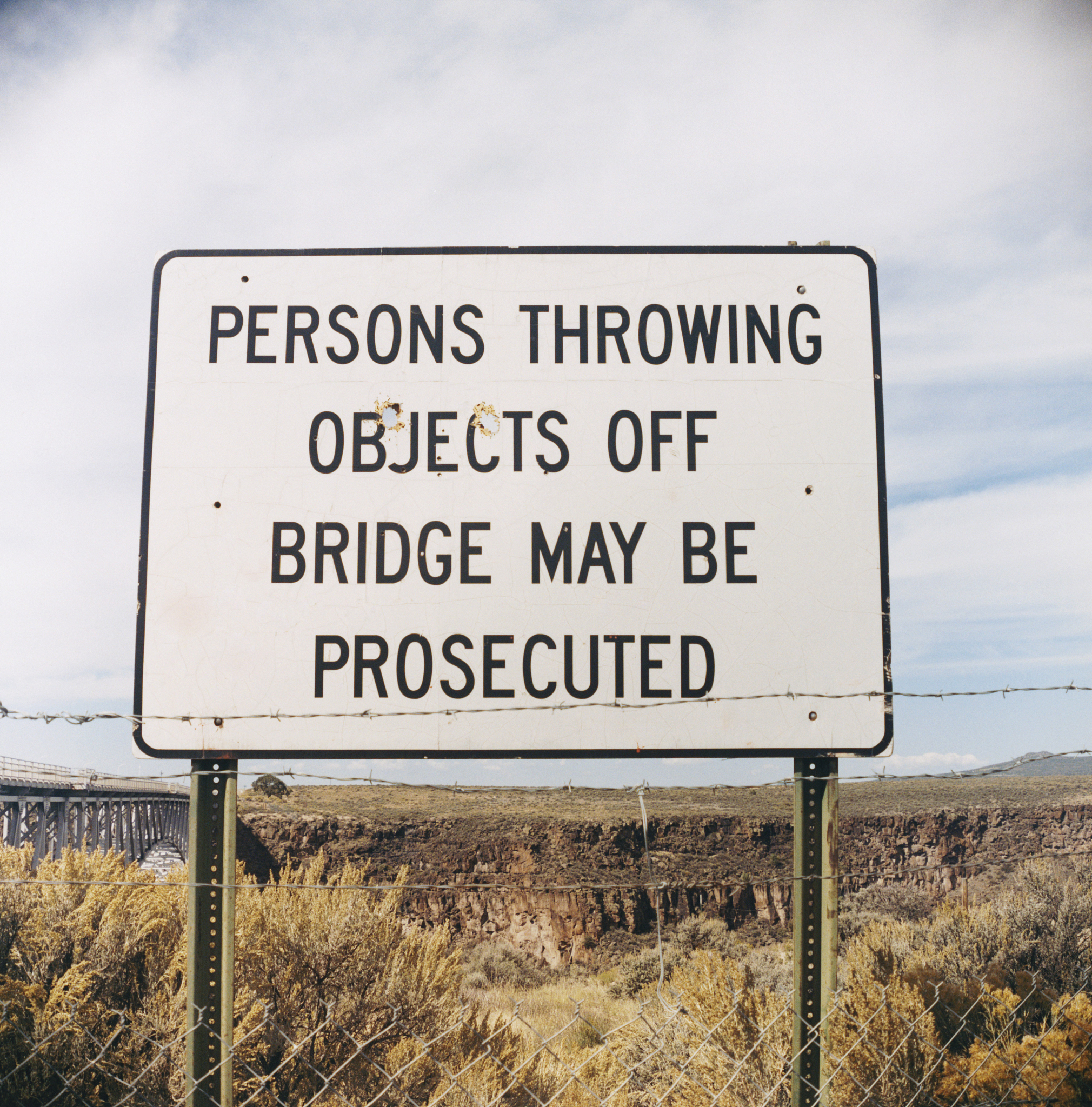 写一篇英语作文 要求 我叫jason wu 开展Change for a Better World的讨论会 小镇情况Hartwell人口约5000澳洲最美的小镇之一 过去情况 当地人冬天燃木取暖引起空气污染树木被伐 应对措施立即阻止此类活动鼓励使用清洁能源 感想建议等 10词