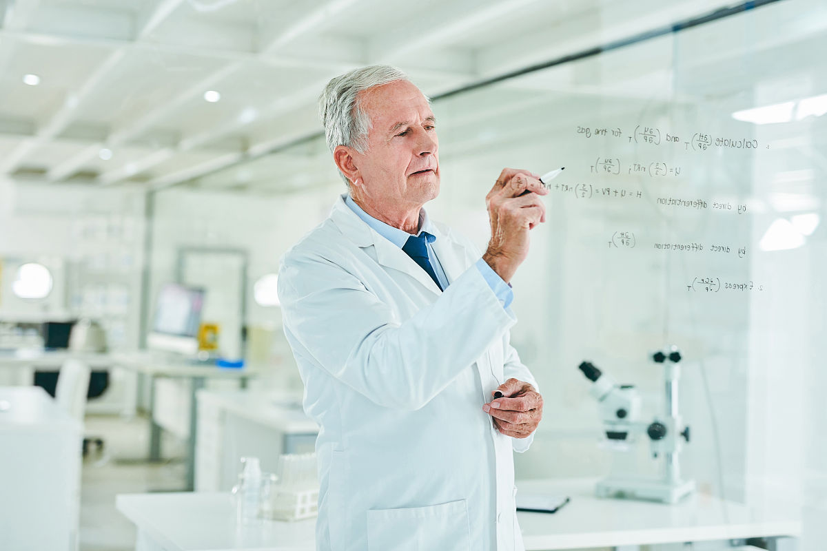 解方程：m+3=3/m-8