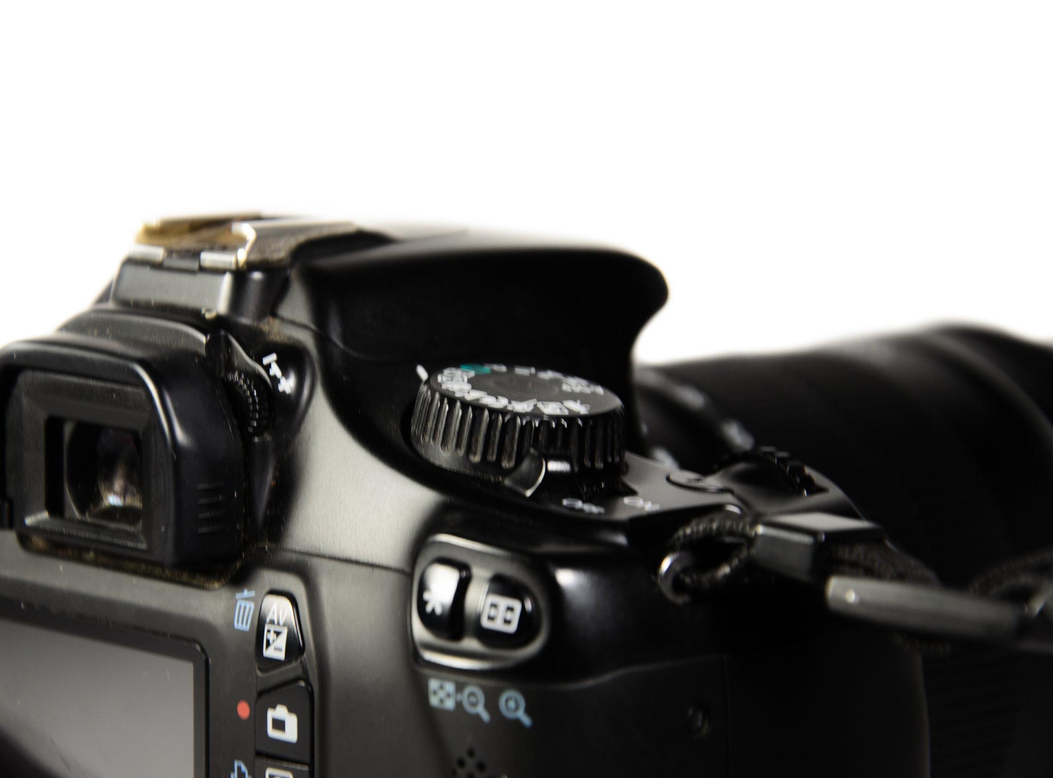 【雅致格调的德国制造】Leica 推出「Leitz Auction」M6 相机黑漆套组全球仅限量发售 20 套。设计方面拥有细腻的黑漆饰面纯金 Leitz 标志由德国威兹勒的金匠特别打造还配以胡桃木材质的独特实木外饰。金色与红色镌刻图案映衬交织令相机设计更显高贵雅致。除相机和热门的 Noctilux-M 50 f12 ASPH 镜头外套组内还配有同样黑漆涂装的镜头盖、机身盖和镜头遮光罩各一个以及一