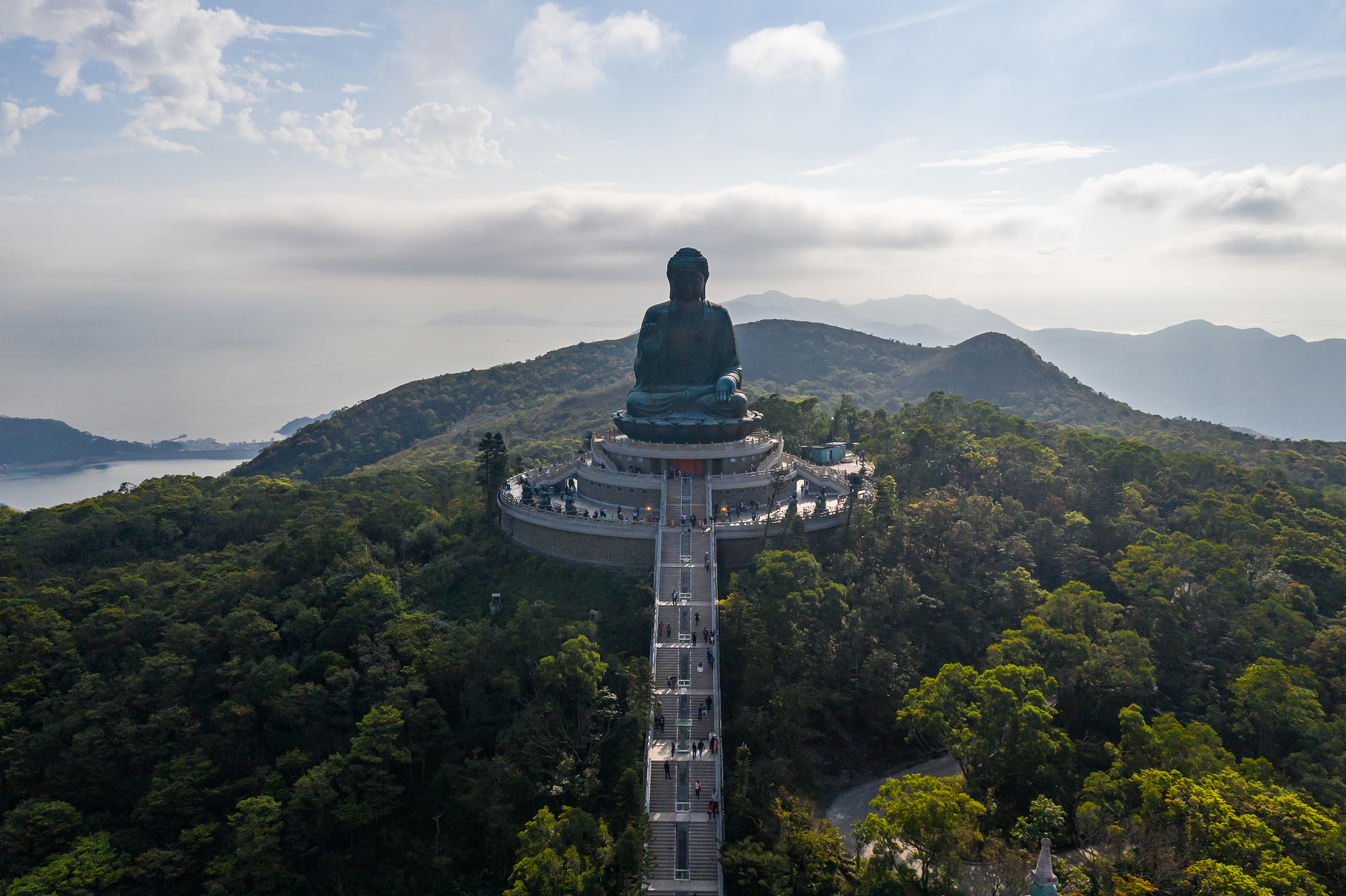 游客的旅游活动不仅限于天坛大佛还会选择到周边景点游玩。这是由于该地的旅游景点景点相对集中且景点之间交通便利。优化拓展一下这句话