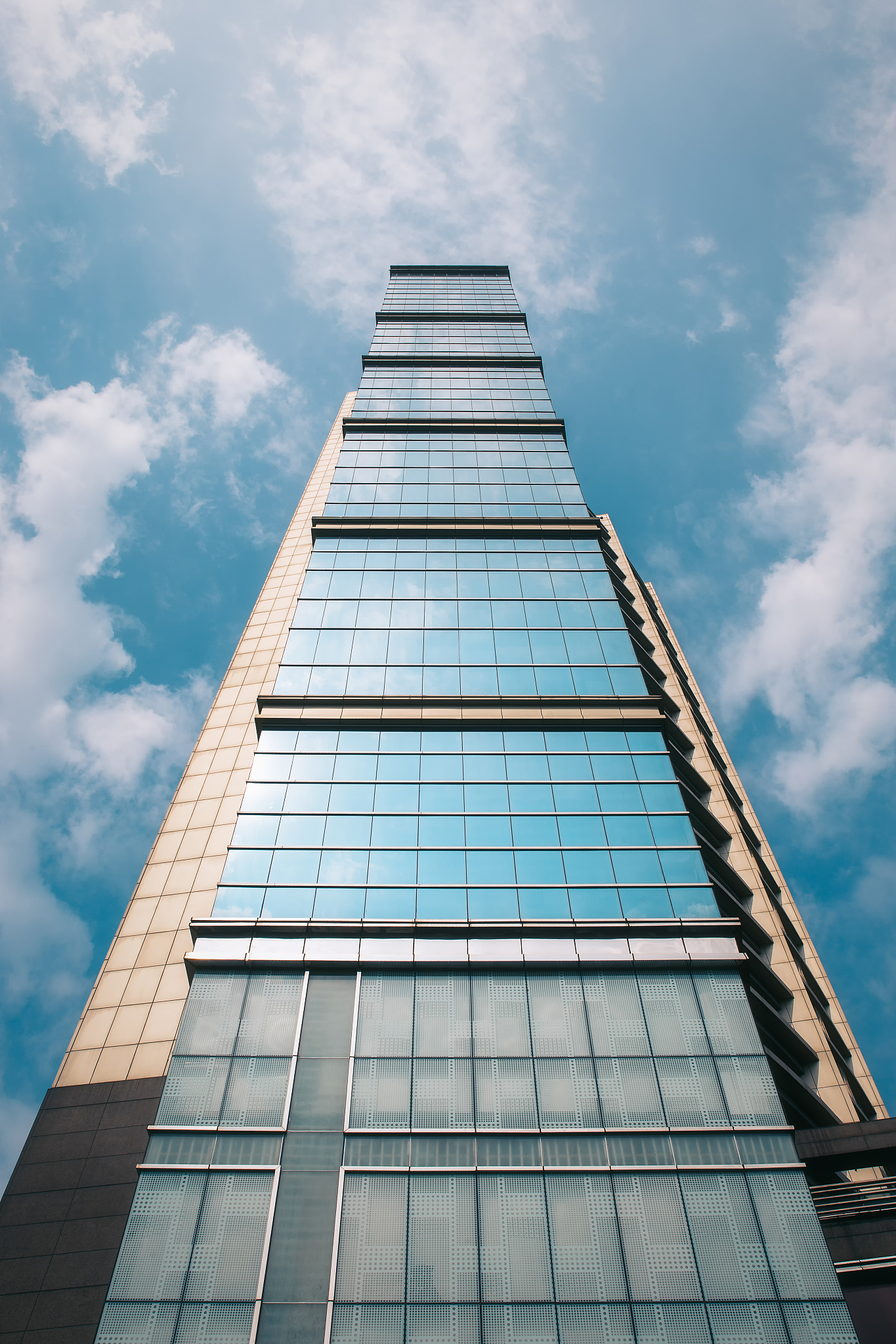 生成10个关于温州老板的标题要求吸引眼球