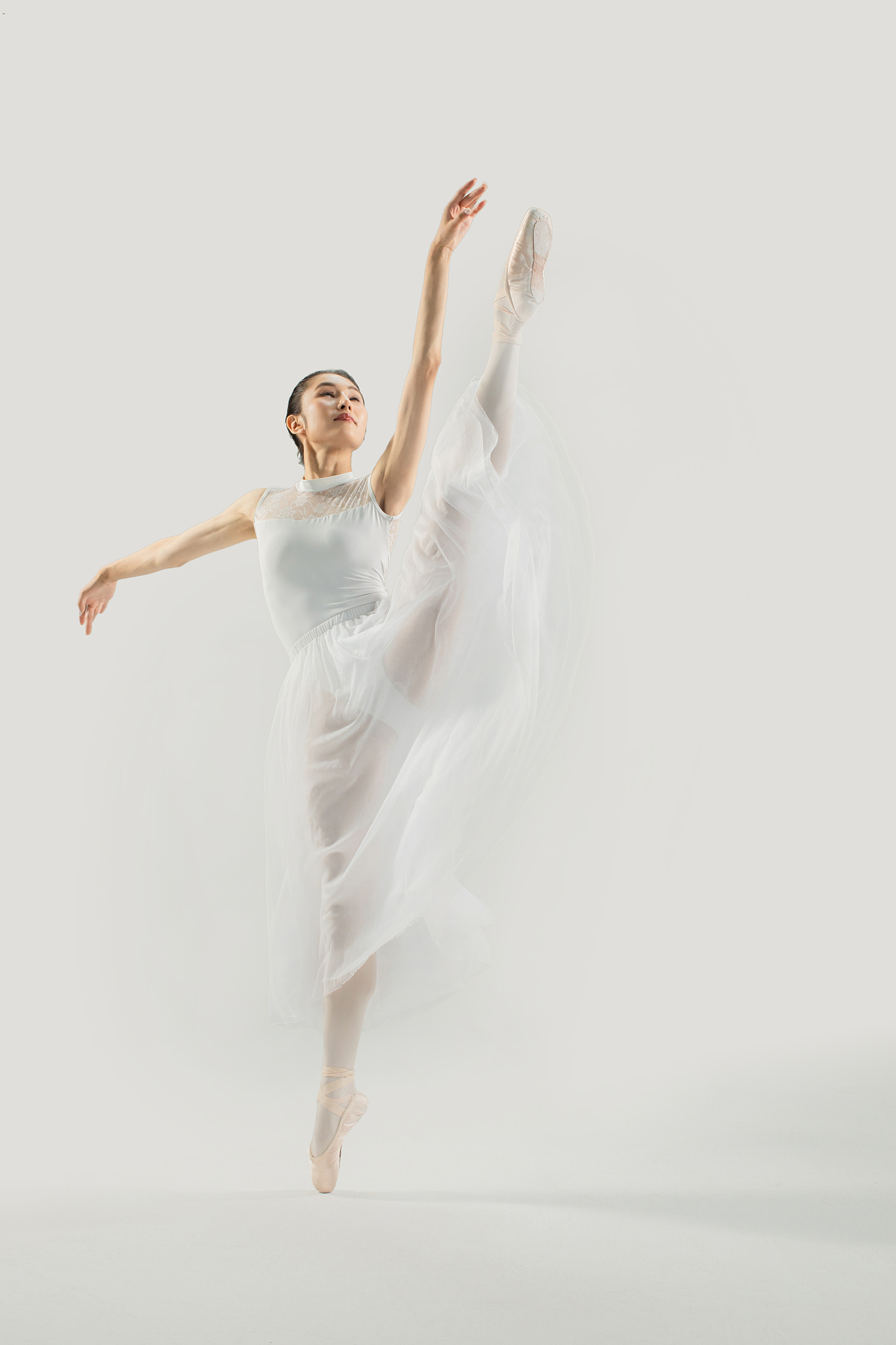 舞蹈动作是舞者们通过身体语言和表情来表达情感和思想的重要手段。在《天鹅湖》中舞者们的舞蹈动作非常精致和流畅充满了芭蕾舞的优雅和高超技巧。例如天鹅公主的舞蹈动作非常轻盈充满了优美和柔和的气息。她的身体姿势和动作非常精细展现了舞者们高超的技巧和专业水平。而黑天鹅的舞蹈动作则充满了力量和犀利感让观众们感受到了她的尖锐和狡猾。此外在《天鹅湖》中舞者们的舞蹈动作也充分表现了人物性格和情感。例如西吉弗德的舞蹈