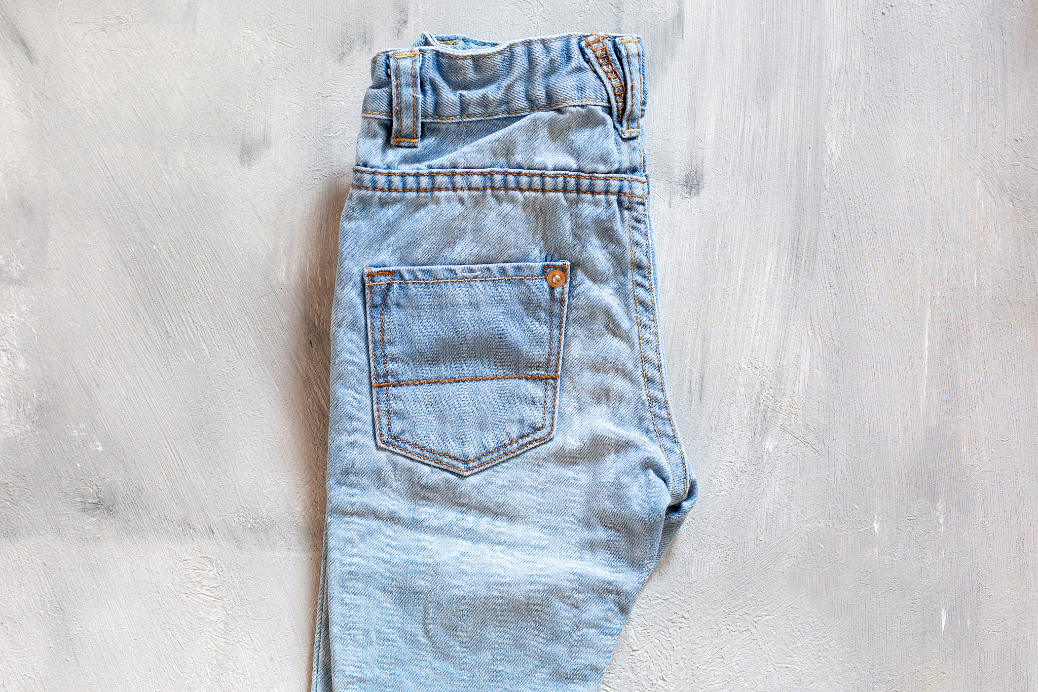 描述一款男童牛仔裤宽松版型松紧腰松紧脚口两侧弧形裤兜个性贴标装饰优质面料140字