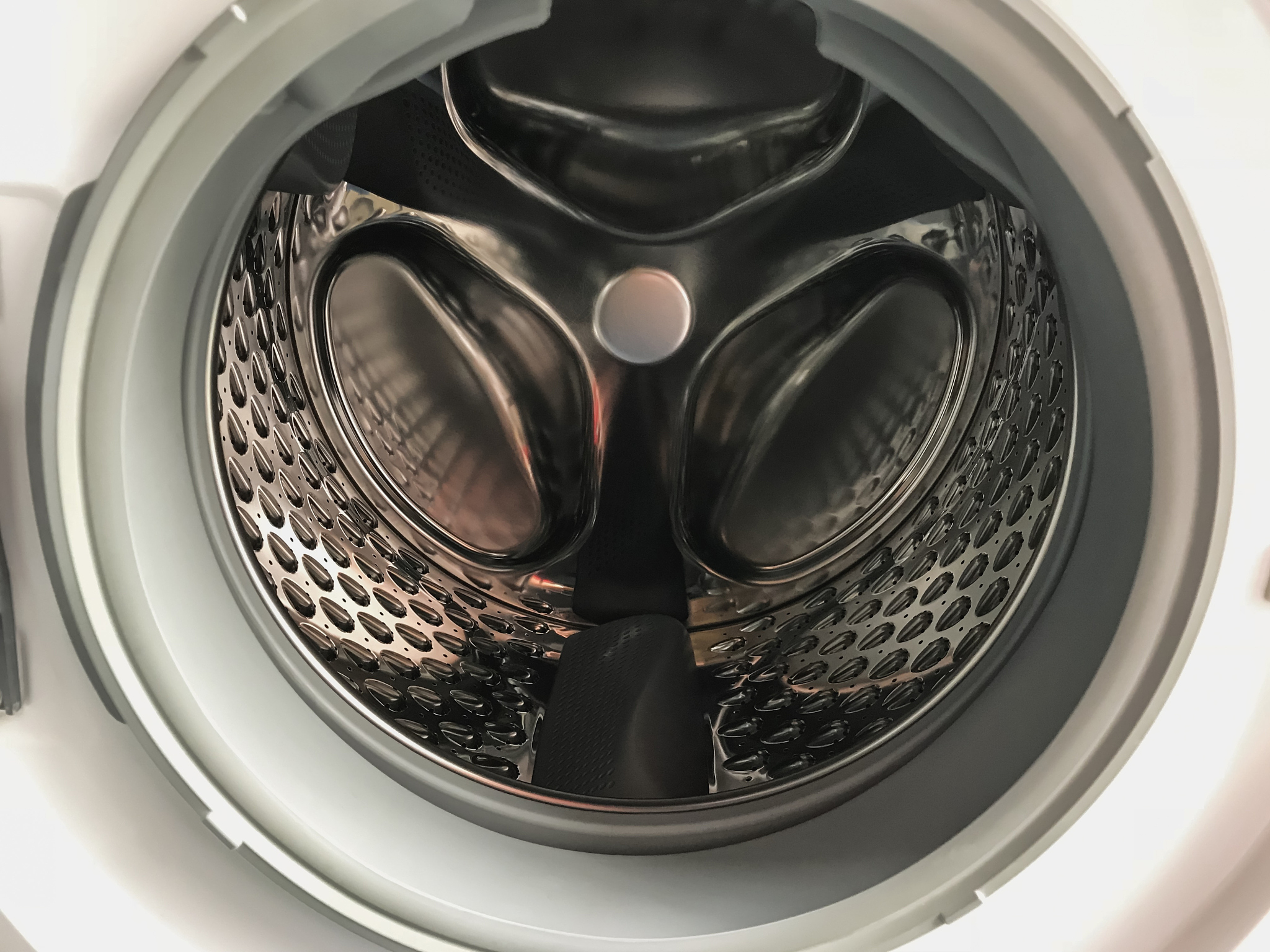 滚筒洗衣机的滚筒与三角架是一个整体吗帮我用200字详细描述