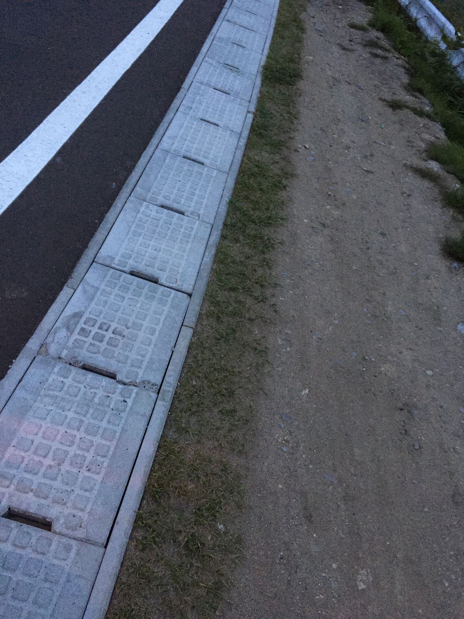 硬路肩和土路肩的区别，