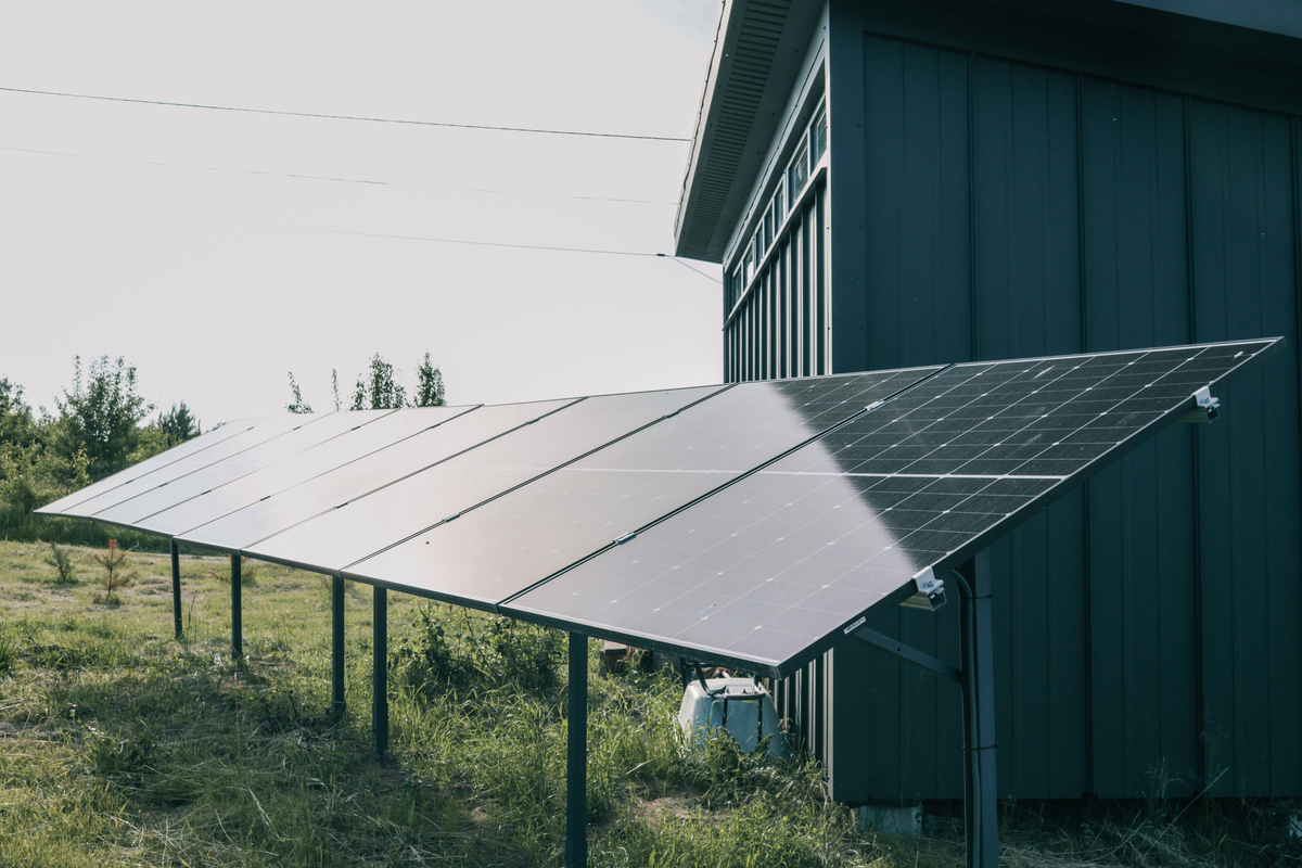 利用建筑顶部的风力通过太阳能电池板形成的通道带动风扇一和风扇二转动尽可能的利用风能同时通过出风口的贯流风叶一方面给室内换气另一方面利用内外的温度差形成对流带动贯流风叶转动充分利用风能帽盖一和帽盖二的设计使装置可以适应不同的天气水箱可以更充分的收集雨水节约了水资源让这段话更通顺
