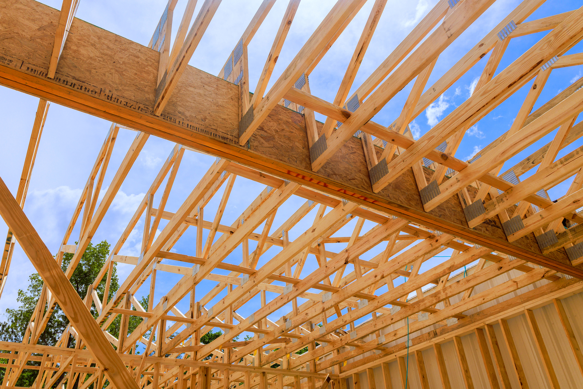 请将这段话优美的对角线由层层竹梁交错排列而成。为了加强建筑短边方向及楼梯的支撑支撑梁采用了构造绑扎框架表面还附加了风撑。竹椽则排列在铁质波纹板屋面中央再经过木镶板的覆盖高度也被调整到适合使用的水平。换一种方式描述可以改变语序使用修辞手法但本意不变语序通顺重复率不高于10