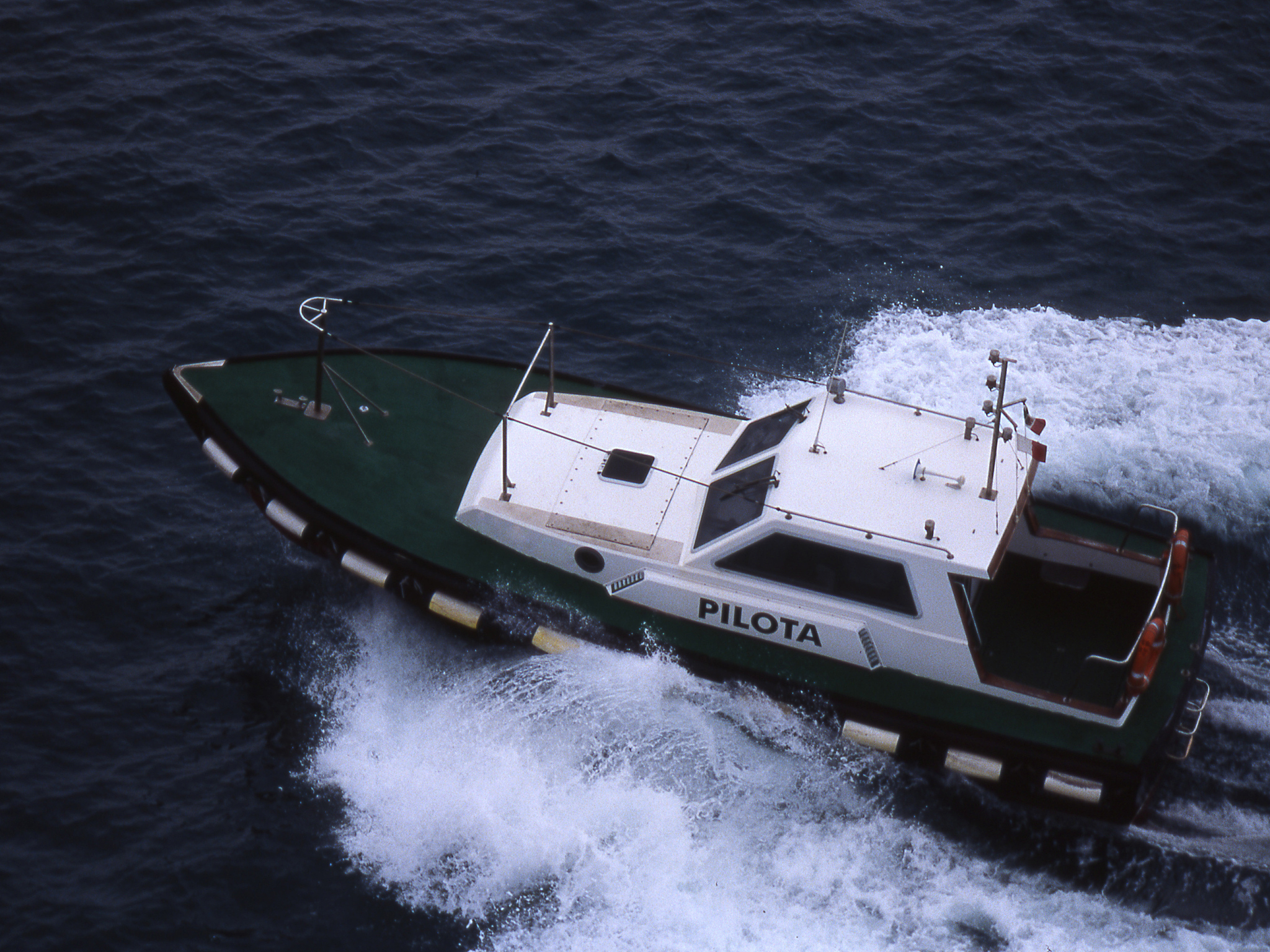 Beneteau Oceanis Clipper 423 详细参数 - 船长13.09米，船宽3.9米