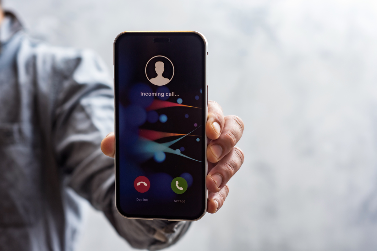 用简短的语言说一下js语言中手机端事件如何判断手指拖动的方向