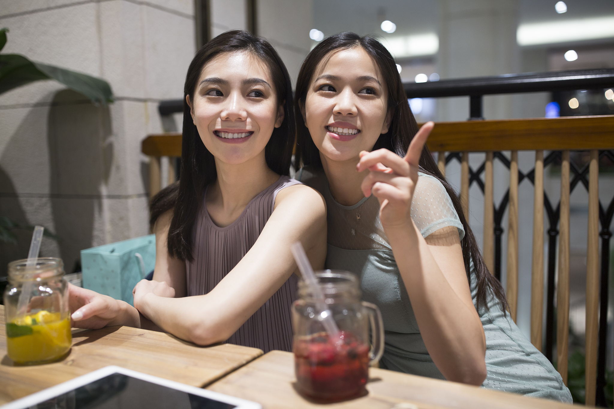 女生带闺蜜吃饭的心理分析：安全感、好奇心、放松和评估