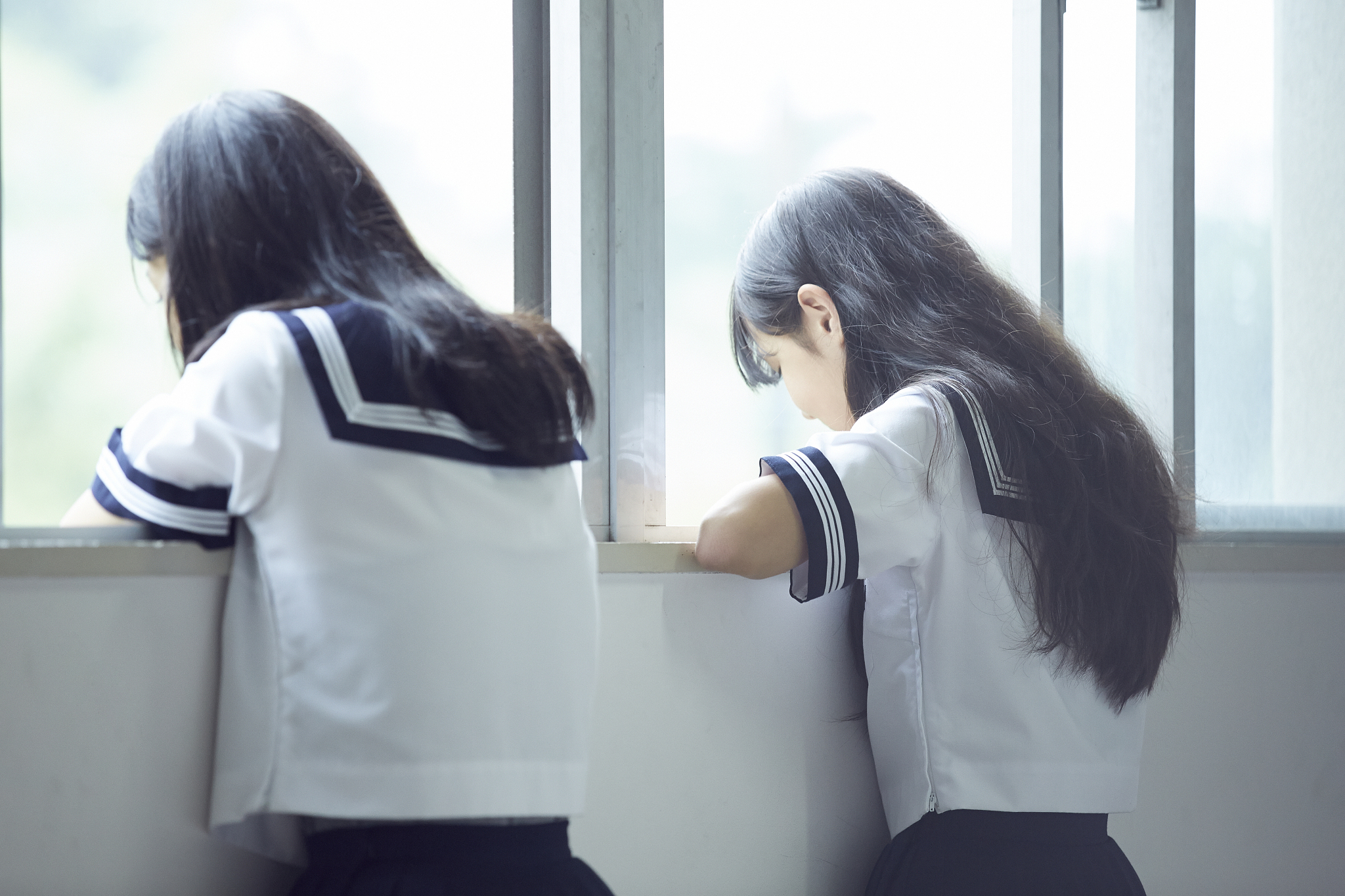 你好我是一名初中女生我有个前任以前我们玩的很好他后来和我表白了我一开始没同意被他软磨硬泡之后就不知不觉的成为了对方心里彼此重要的人。后来我们一直处得很好很多人都认识我。这学期他和我谈的时候找前女友复合前女友没同意。他就找了我的同桌我的同桌同意做他女朋友之后他就来找我分手。我们在谈的时候他和他兄弟在微信说我死人畜牲的很难听的话我对他失望了看着他和我的同桌谈恋爱心里很失望他是我最喜欢的人而同桌是我最好