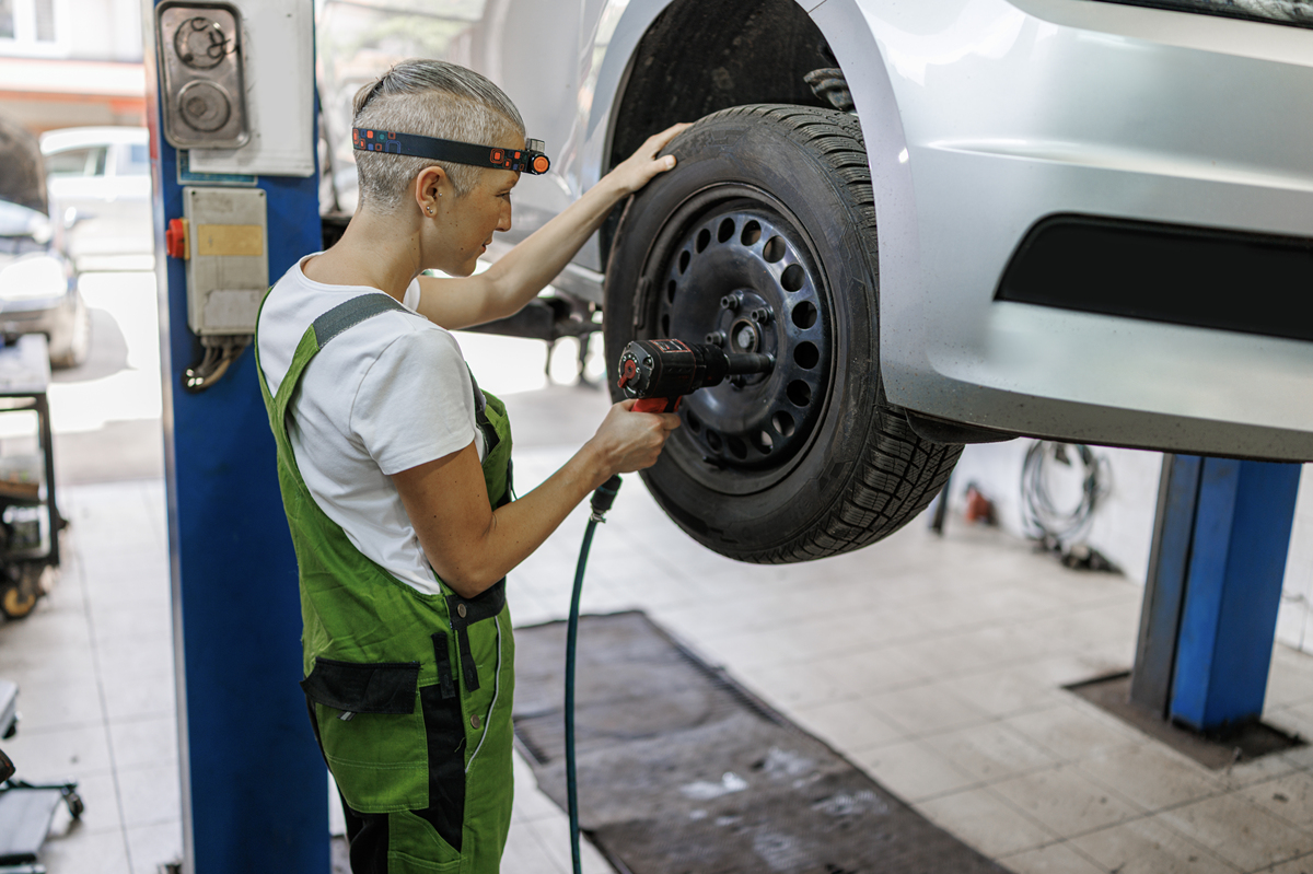 女生读贵阳汽修学校汽车维修专业：优势与挑战