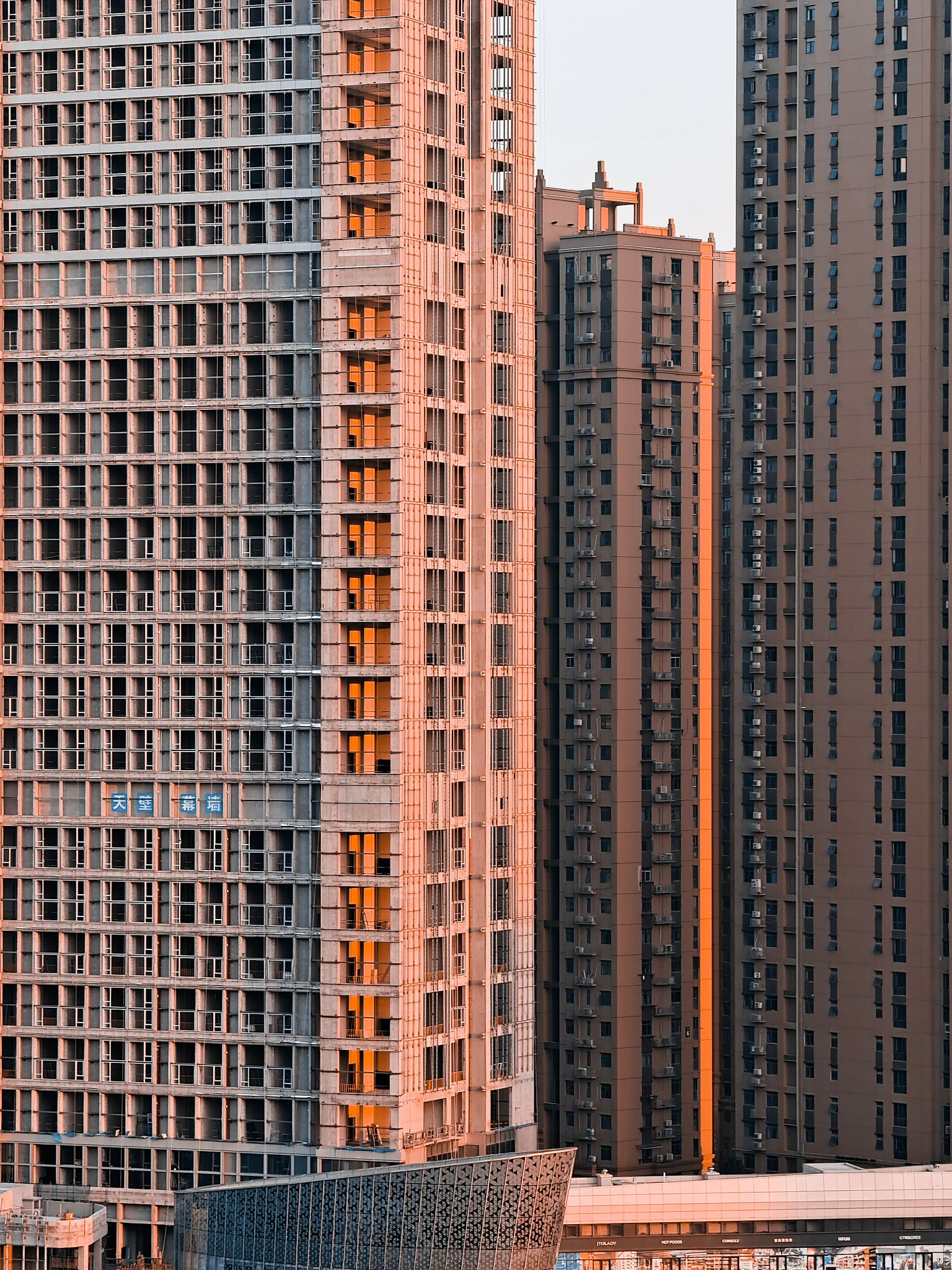 武汉建筑分公司优势：地理位置、市场潜力、人才资源、政策支持和产业链