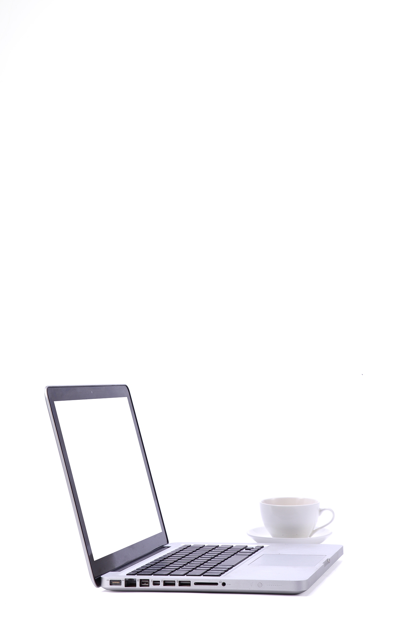 笔记本电脑与杯