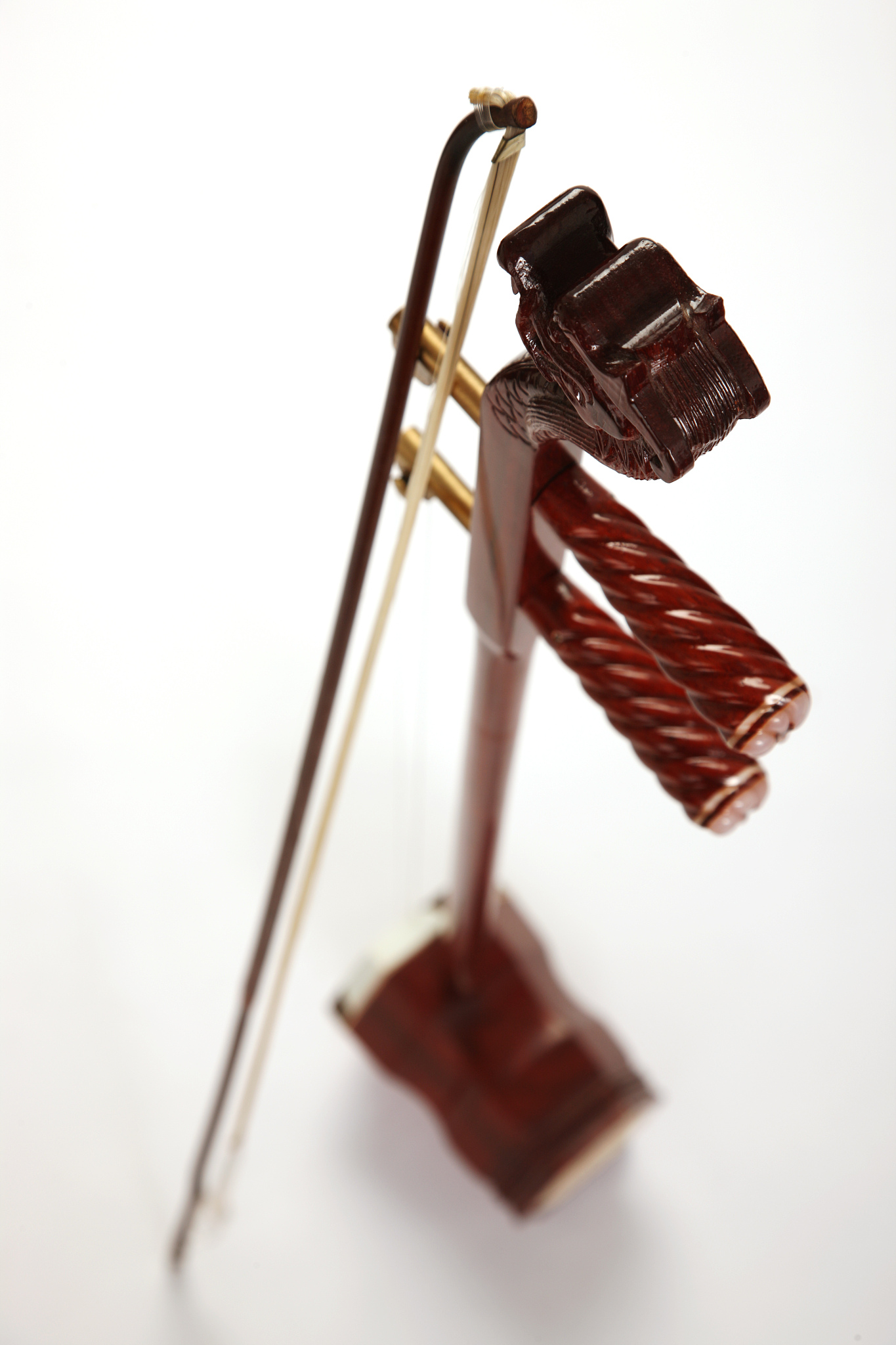 那你说二胡是弓拨铉