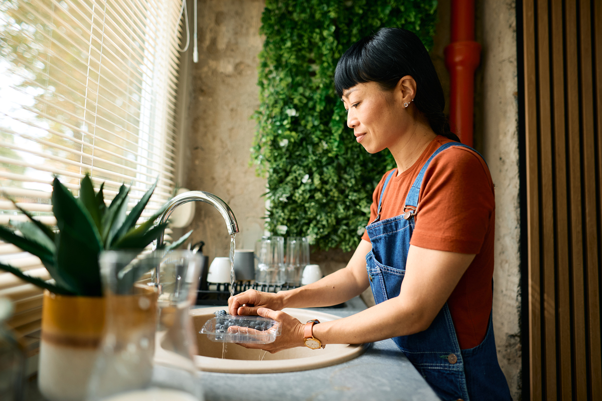 润色文章中文。作为职业身份的家庭主妇 关于家务劳动社会上似乎存在着两种相互矛盾的刻板观念：一种倾向认为家庭主妇是被压迫的工人在令人不快、本质上是自我否定的工作中被奴役；另一种观点则认为家务劳动保障了无止境的创造性和休闲性的人生追求。经过对40名年龄在20-30岁的已婚已育家庭主妇的访谈作者认为家庭主妇是当今女性的主要职业角色。作为大多数女性生活中的日常经历家务劳动消耗了女性在其他领域的工作机会。