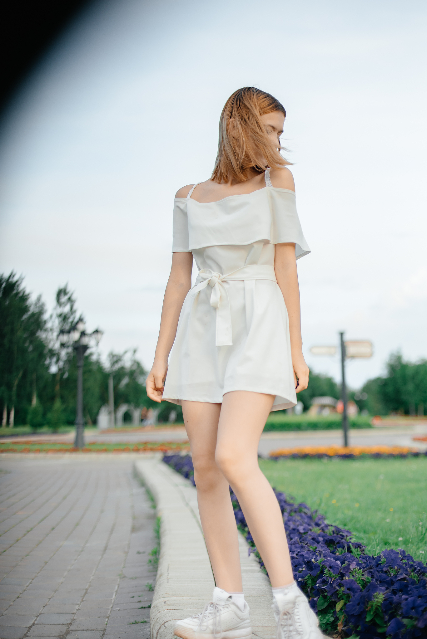 帮我撰写一篇夏日烂漫男孩们穿着阳光又清爽的白色系T恤女孩俏皮灵动穿着飘逸又轻柔的裙装构筑柔美气质雪纺面料轻滑柔顺。简约的纯棉长裙气质感满满时尚文案