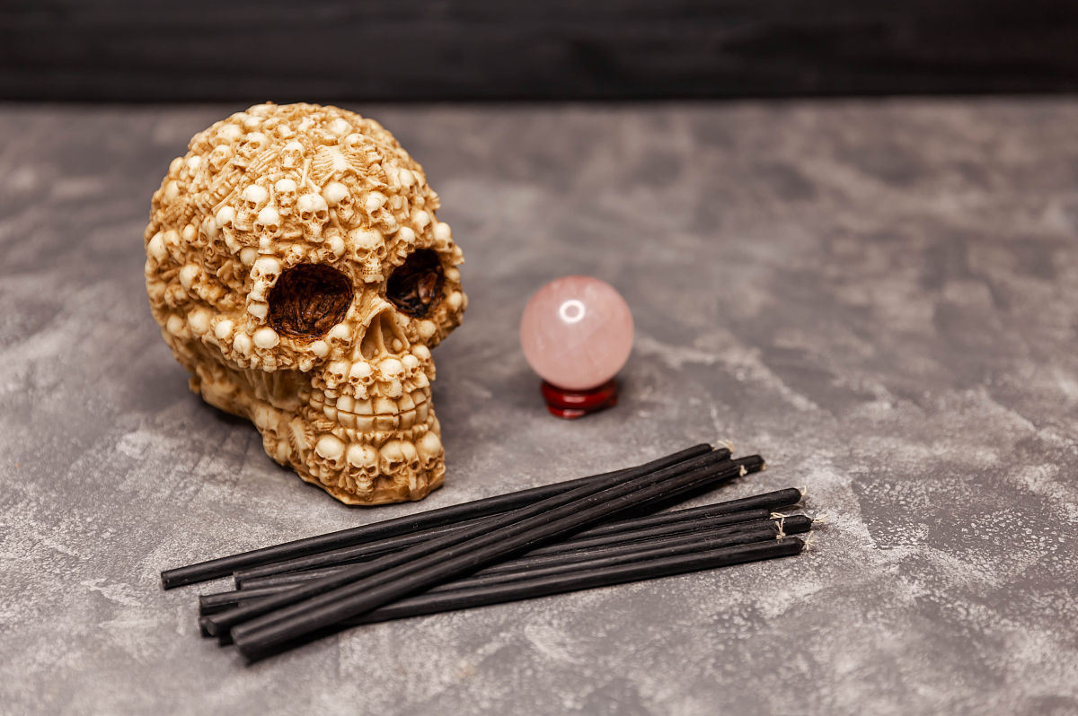 请为我提供角色设计灵感用以下关键词设计一个角色。关键词：中二少女小恶魔黑魔法堕天使角色名：黑羽外貌：黑羽是一个身穿黑色中二风格服装的少女她的头发是深紫色的下面有点卷曲。她有一双黑色的翅膀可以让她在空中飞行。她的眼睛是深红色的看起来非常深邃。性格：黑羽是一个非常中二的少女总是喜欢表现自己的黑魔法。她非常喜欢恶作剧而且喜欢用自己的魔法来玩弄别人。她有点自恋总是认为自己是最强的。但是在内心深处她其实非常