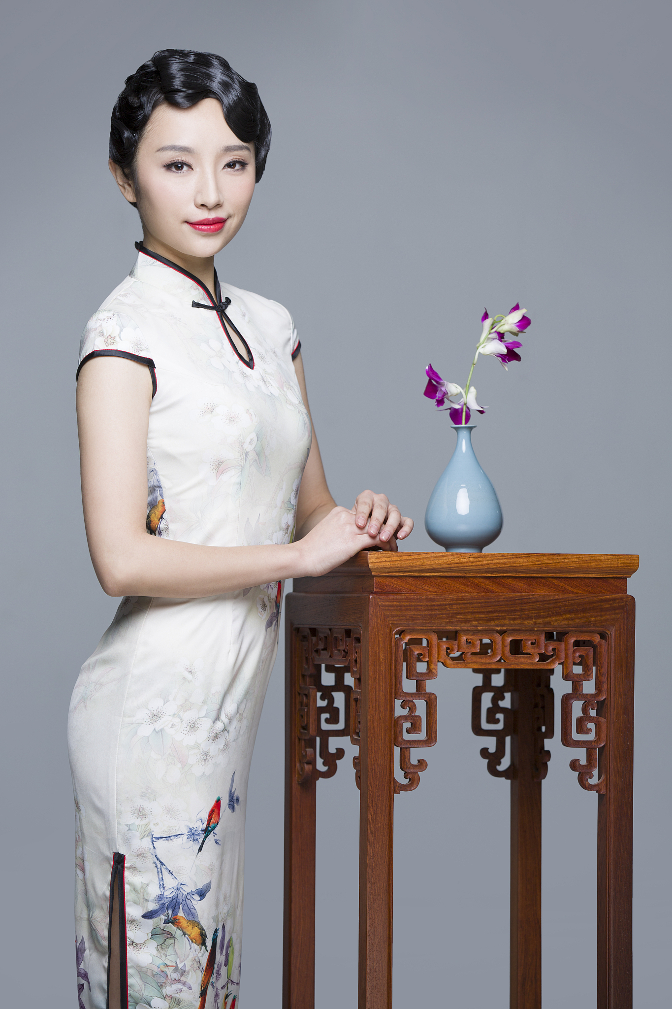 在唐装美女的身上曼妙的身姿和柔美的容颜交相辉映。她翩翩起舞舞步轻柔婉转扇风拂面如行云流水般的动作让人陶醉。她纤腰玉骨芳华绝代穿着霓裳羽衣柳眉莲腮像仙女般飞舞在舞台上。随着曲调的变化她的动作也变得更加婉转动人。她手中的扇子轻轻扇动像是在为整个舞蹈增添了一层轻盈的气息。她的舞步流畅如同花瓣在风中轻轻飘荡让人仿佛看到了一场盛大的花舞。唐装美女的舞蹈不仅是一种视觉的享受更是一种心灵的感受。她用她的舞蹈向观