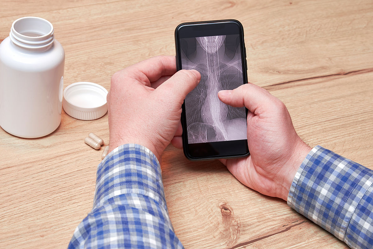 ct检查如下胸部低剂量CT	右肺下叶胸膜下见小结节影界清长径5mm；右肺上叶见斑点状、索条状、斑片状密度增高影边界较清部分病灶见钙化；余肺未见明显异常密度影。双肺门无明显增大气管及各叶、段支气管通畅未见明显狭窄。纵隔内未见明显肿大淋巴结影。双侧胸腔未见明显积液影。前上纵隔肺动脉缘见低密度结节影界清短径约15mm；扫及肝脏见类圆形低密度影界尚清；肝右叶尚可见一形态不规则略低密度影直径约26mm。	分