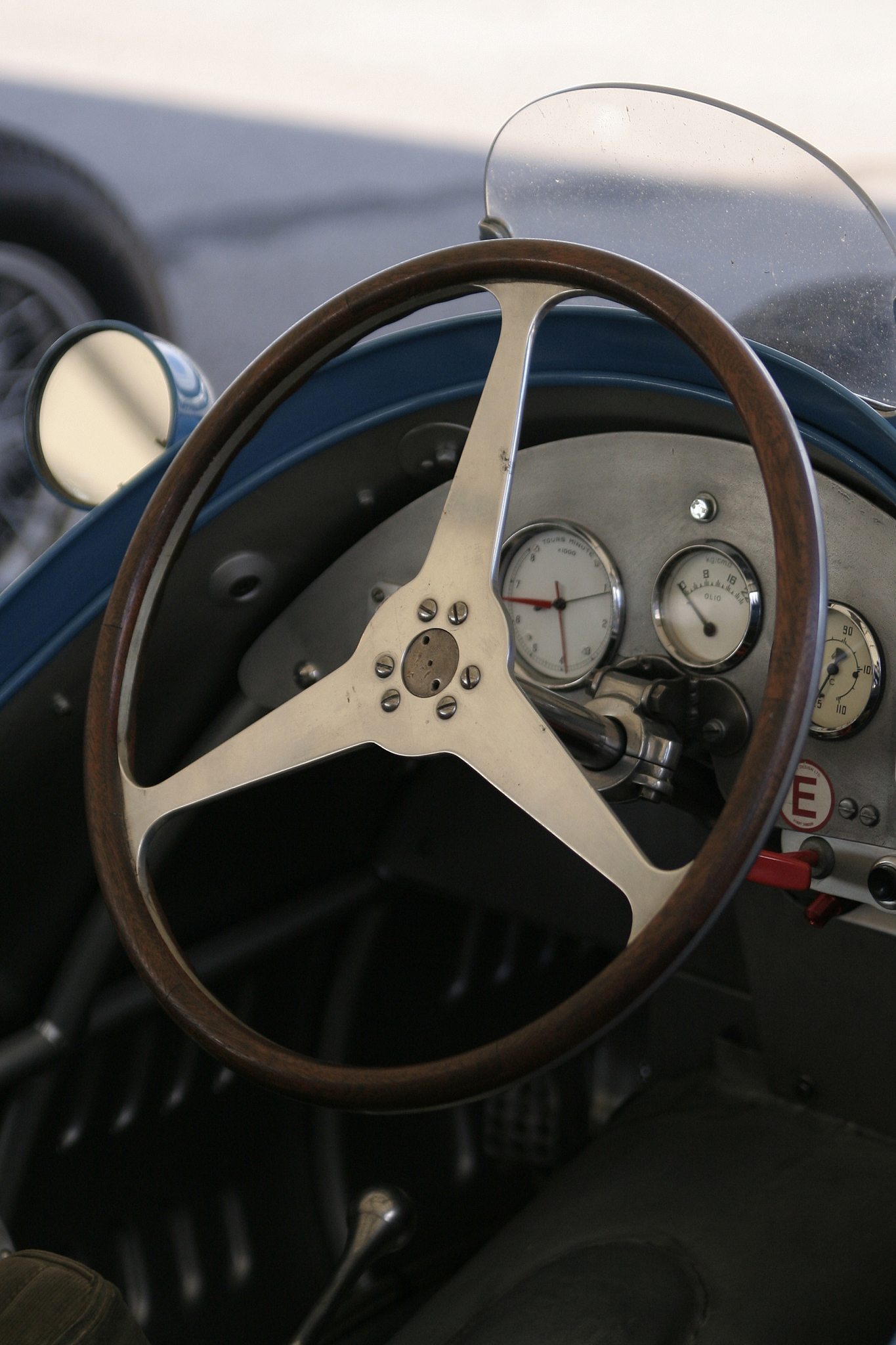 辐条数量一般有一幅两幅三幅和四幅在骨架强度满足要求的前提下底部的辐条不设计骨架可以节约成本和轻量化。统计车型的三幅式方向盘占比80四幅式占比14两幅较少占比6故辐条数量选取三幅。把这段话改写