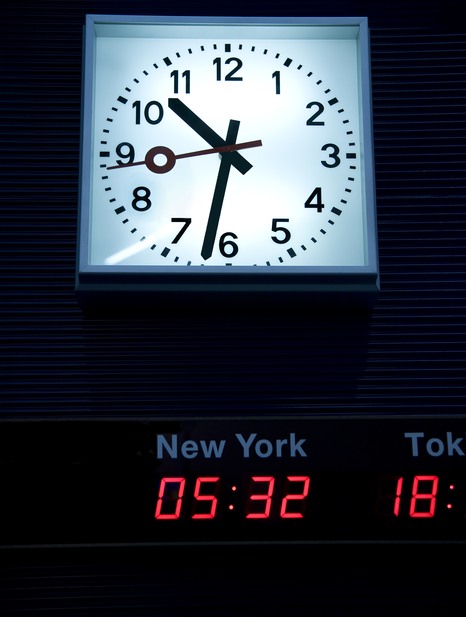 多功能时钟创新实践项目报告：基于时间变化的灯光反馈和星期灯功能