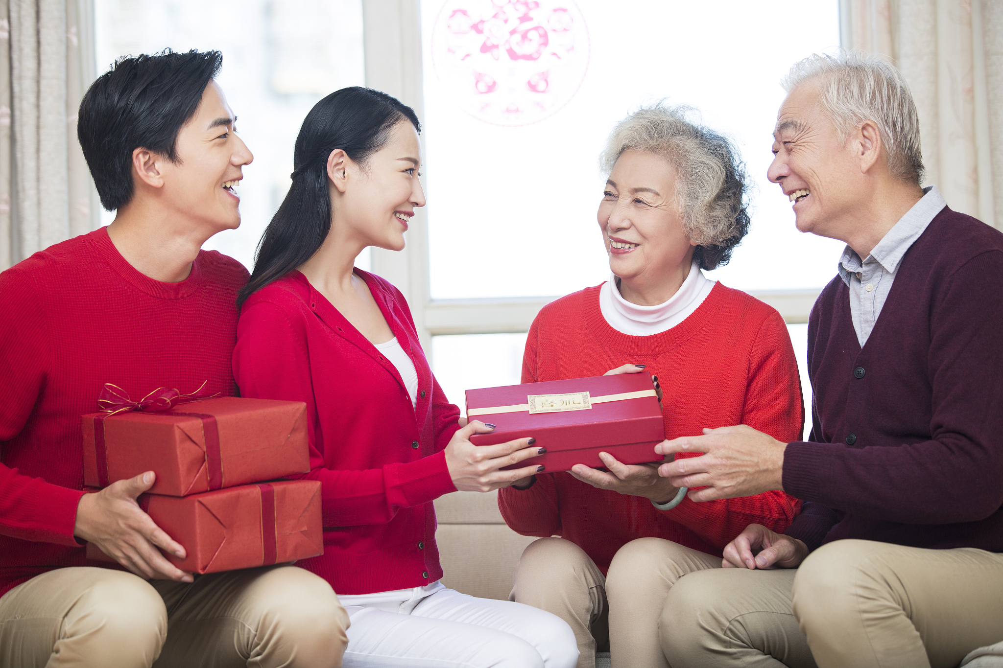 给家人带礼物的意义：表达爱意、增进亲情、创造回忆