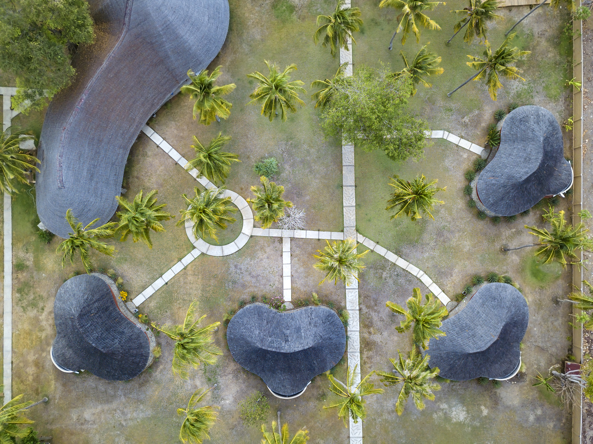 我在写一本小说用下面的剧情写一段文字字数在1000字左右。风格比较幽默需要有心理描写和环境描写剧情如下：大家好我是一剑销魂我又来了我现在是一颗末日的种子了根据我的提议政府终于帮我改造好了我的末日小屋我现在已经和病毒彻底隔绝了我的房子已经彻底和外界隔绝政府通过煤气管道给我送来了经过净化的空气还有彻底消毒过的自来水还给了我一台无人机和遥控机器人我可以通过政府特定的配餐点配送食物政府还改造了我的下水道将