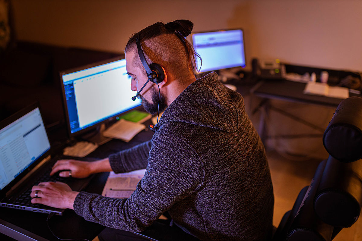 编写一份呼叫中心现场管理制度