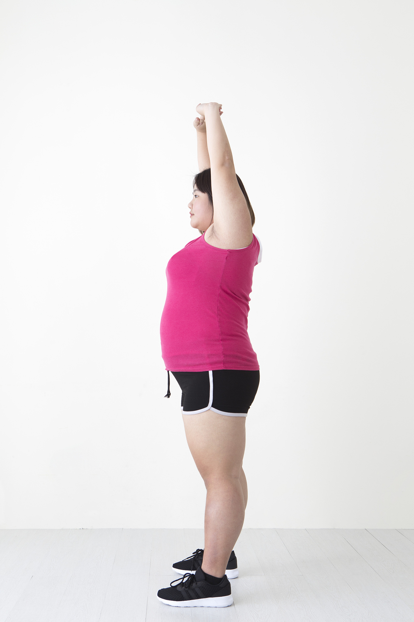 女生做什么运动可以减少腰上的脂肪以及全身的脂肪？