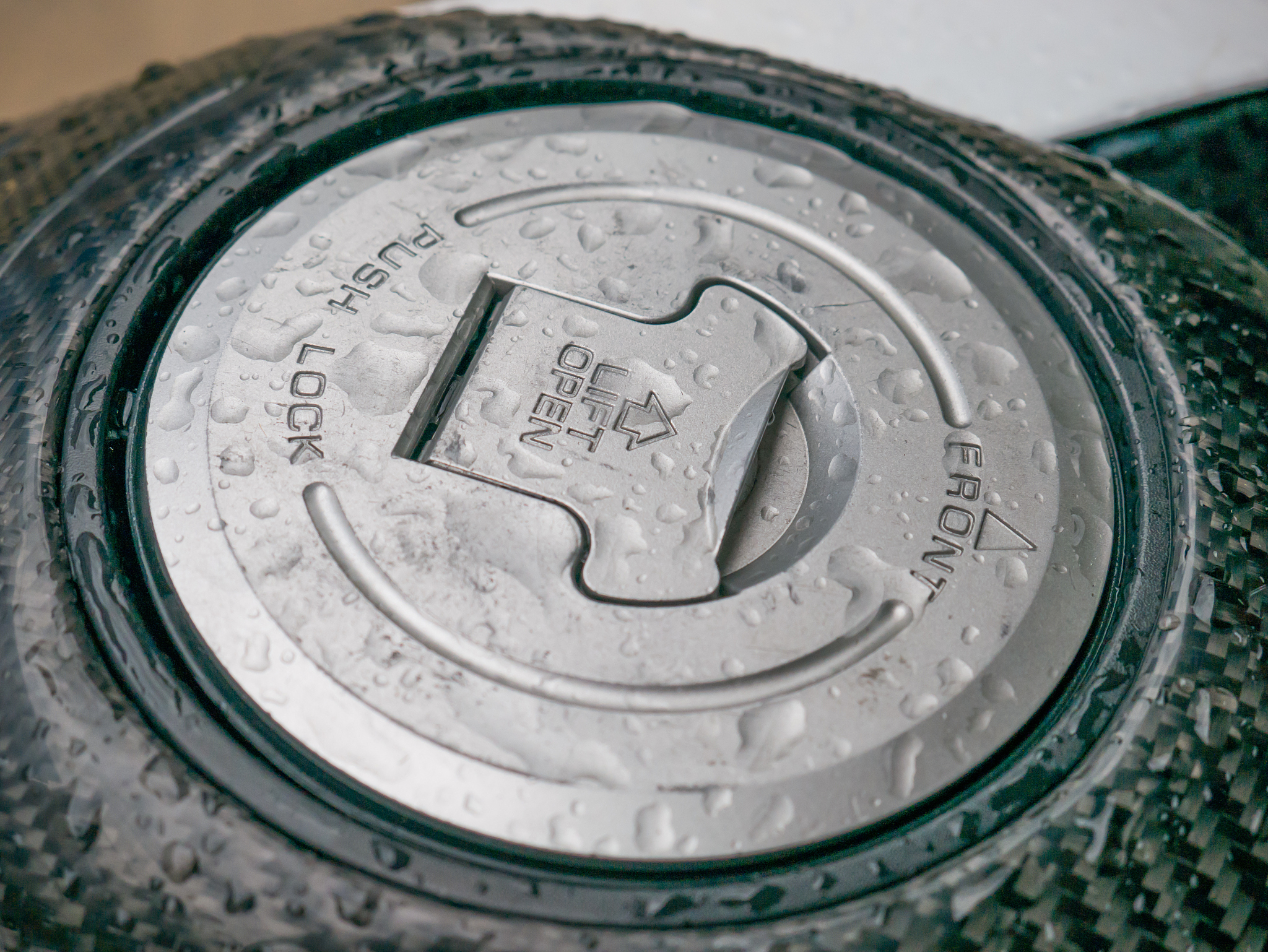 请提供5款封闭式的可以遮风挡雨的摩托车和其链接