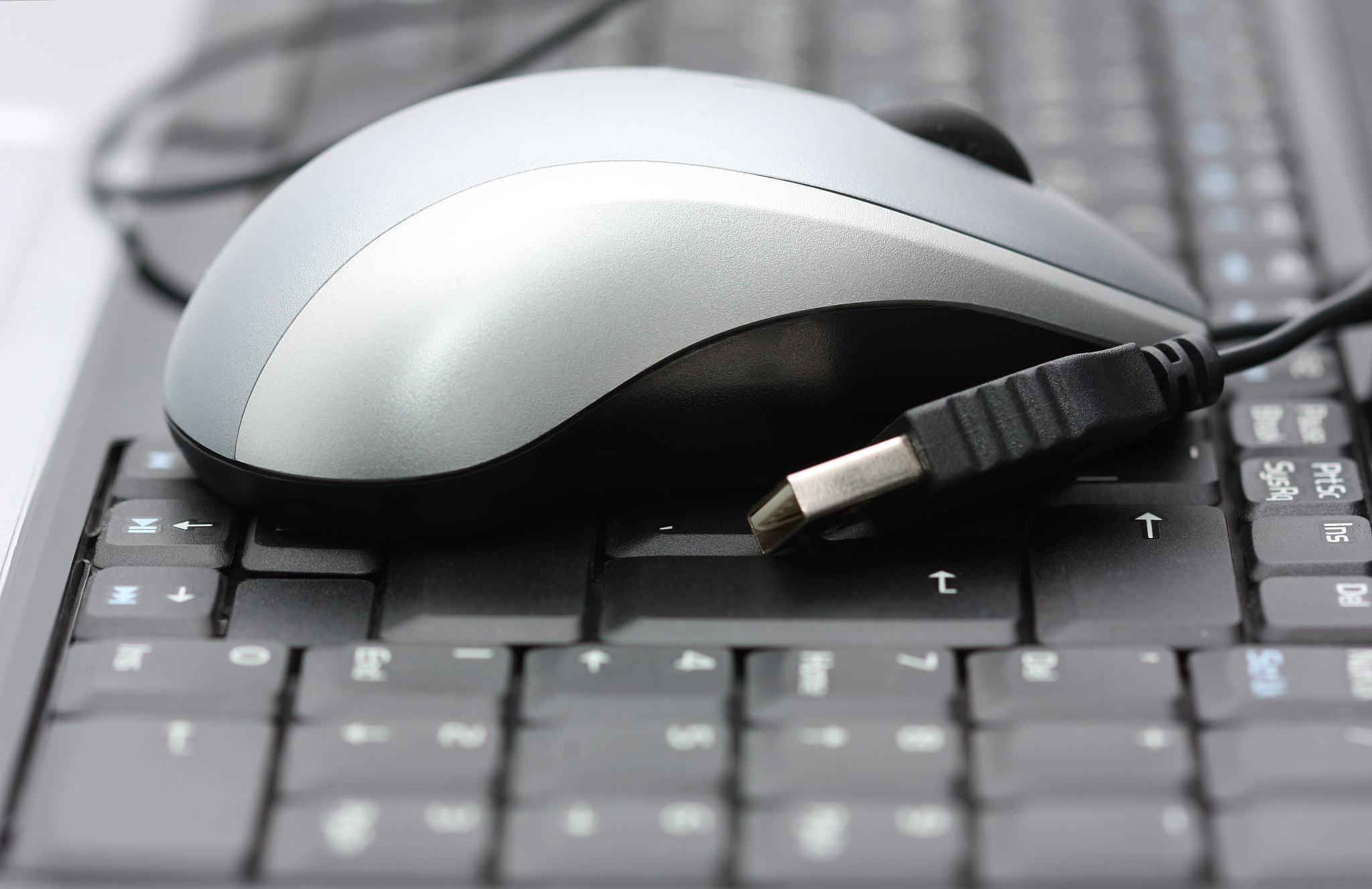 我的问题是。这边我在装系统。需要按启动热键。但我的键盘接在主板上怎么按都没有反应明明鼠标接上灯都能亮。记住我系统都还没装呢所以说不要让我下驱动。