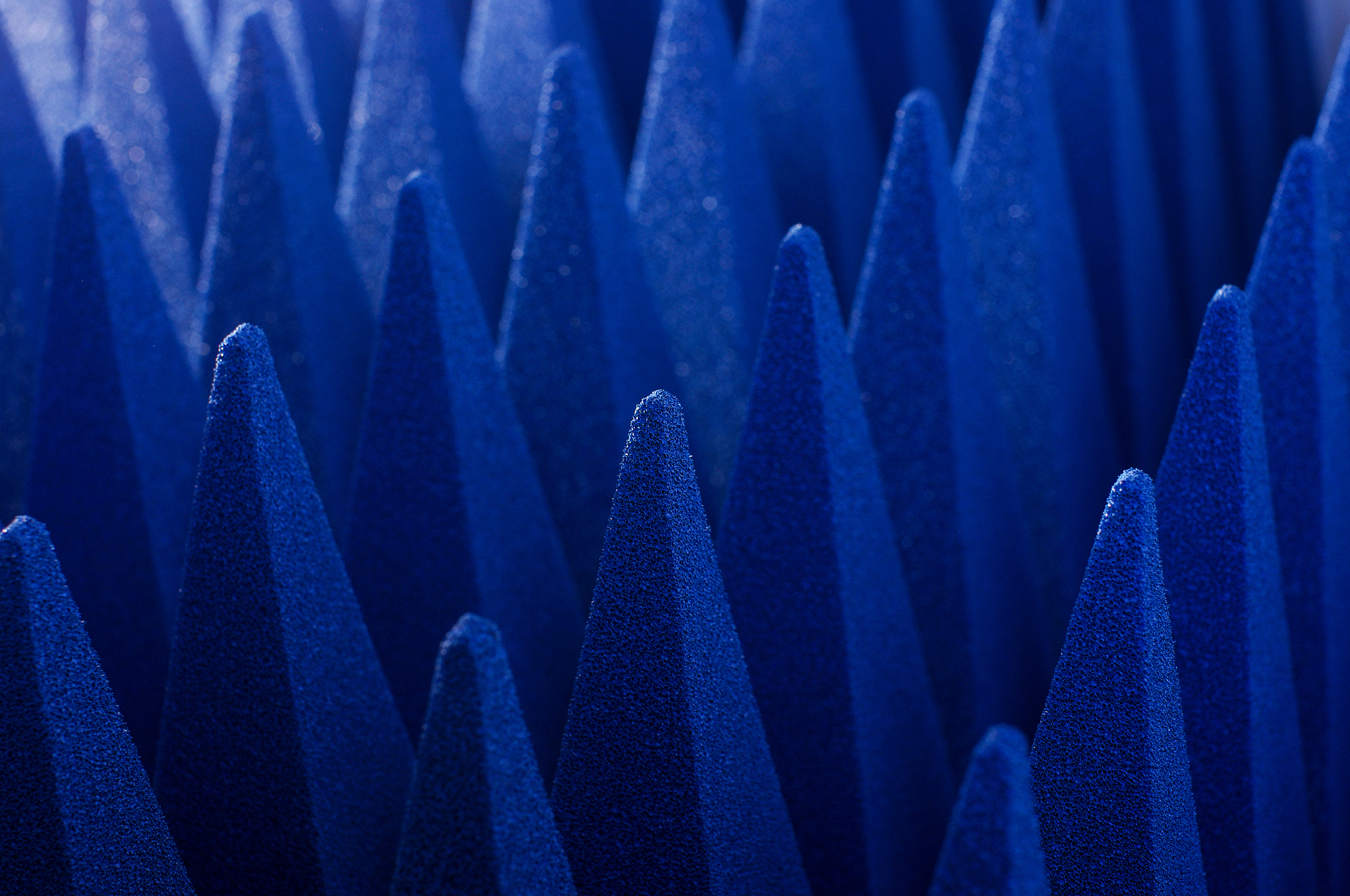 翻译：OTH THE METHOD of moments and the finite B element method have been shown to be very power- ful numerical techniques for solving electromagnetic problems l 2 However each of the methods has its own