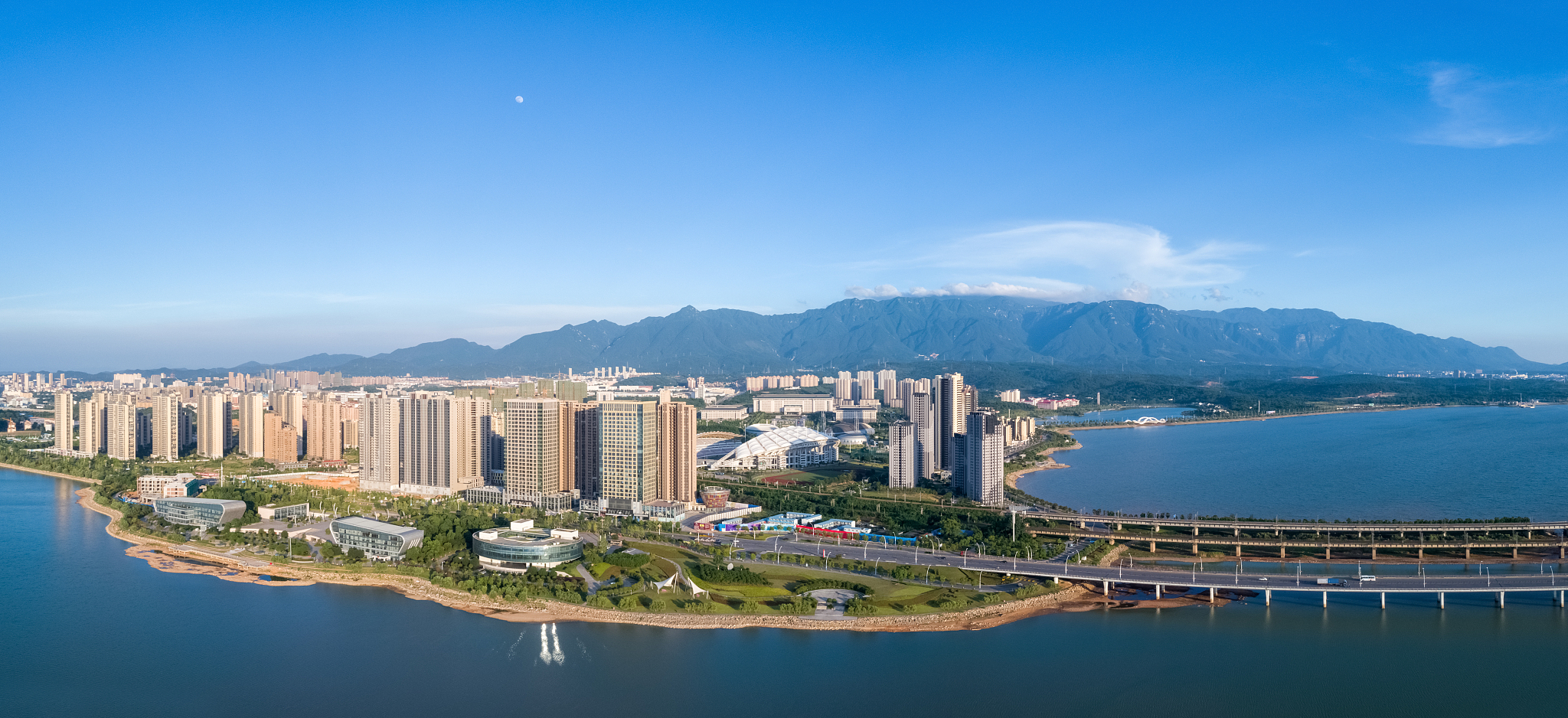 panoramic view of mountains-water city