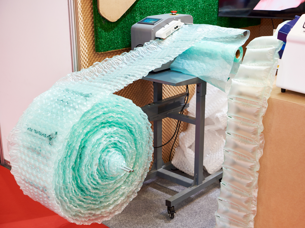 标题：英鹏防爆双室真空包装机：保障安全提高效率导语：英鹏防爆双室真空包装机是一款功能优越、维修方便、操作简易、应用广泛的包装设备。它采用不锈钢材质打造外壳具有防爆、防火、防尘、防水等功能适用于化工、医药、制药、民爆、实验室航天航空等领域中易燃、易爆物品的包装封口和储存。该机的独特设计使得在一个工作室进行包装的同时另一个工作室可以提前做好包装的准备大大提高了生产效率。本文将为您介绍英鹏防爆双室真空包