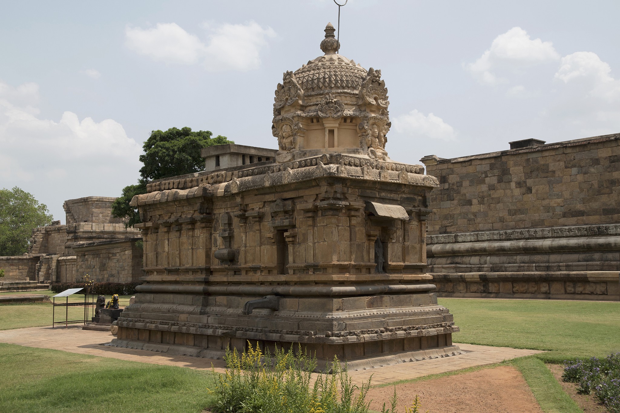 durga or mahishasurmardini shrine, brihadisvara temple complex, 