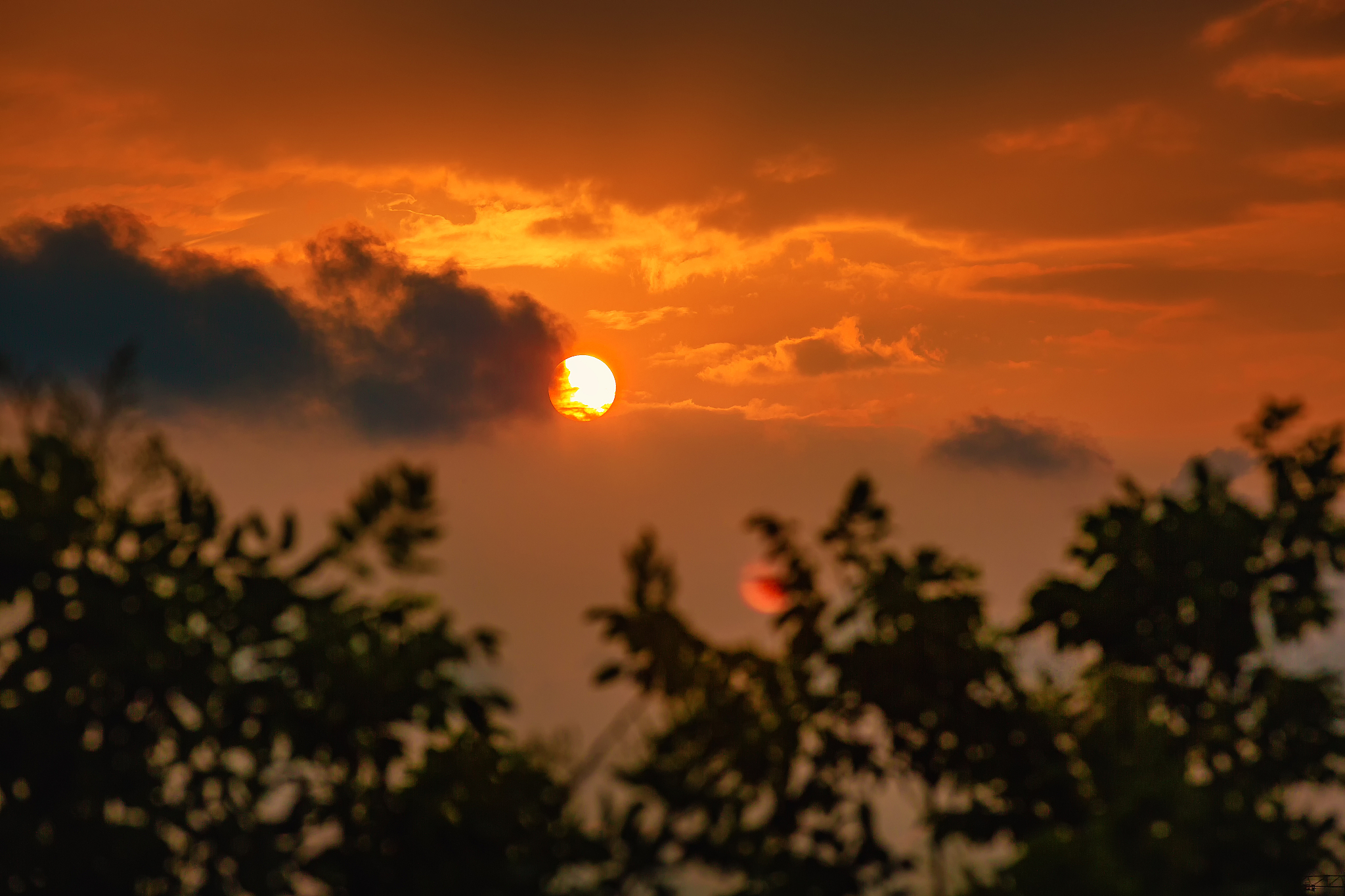 雨后山如睡残阳始露头-字谜