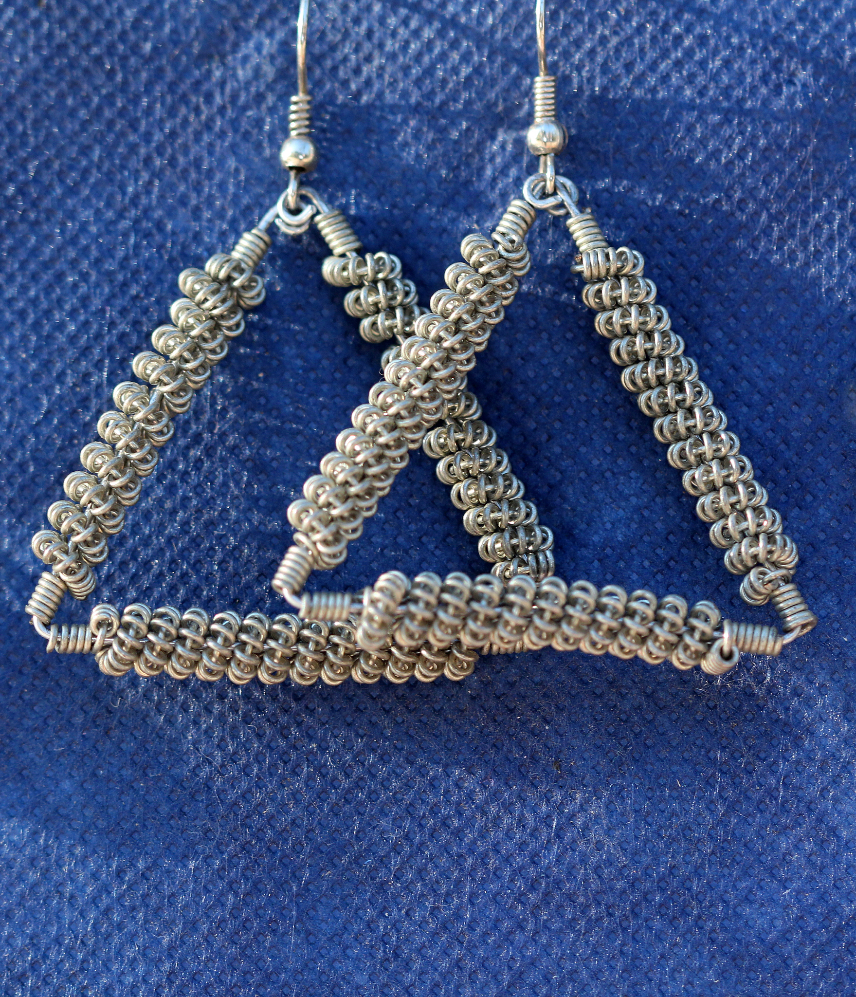 时尚百搭：蓝色铃铛链条不锈钢饰品