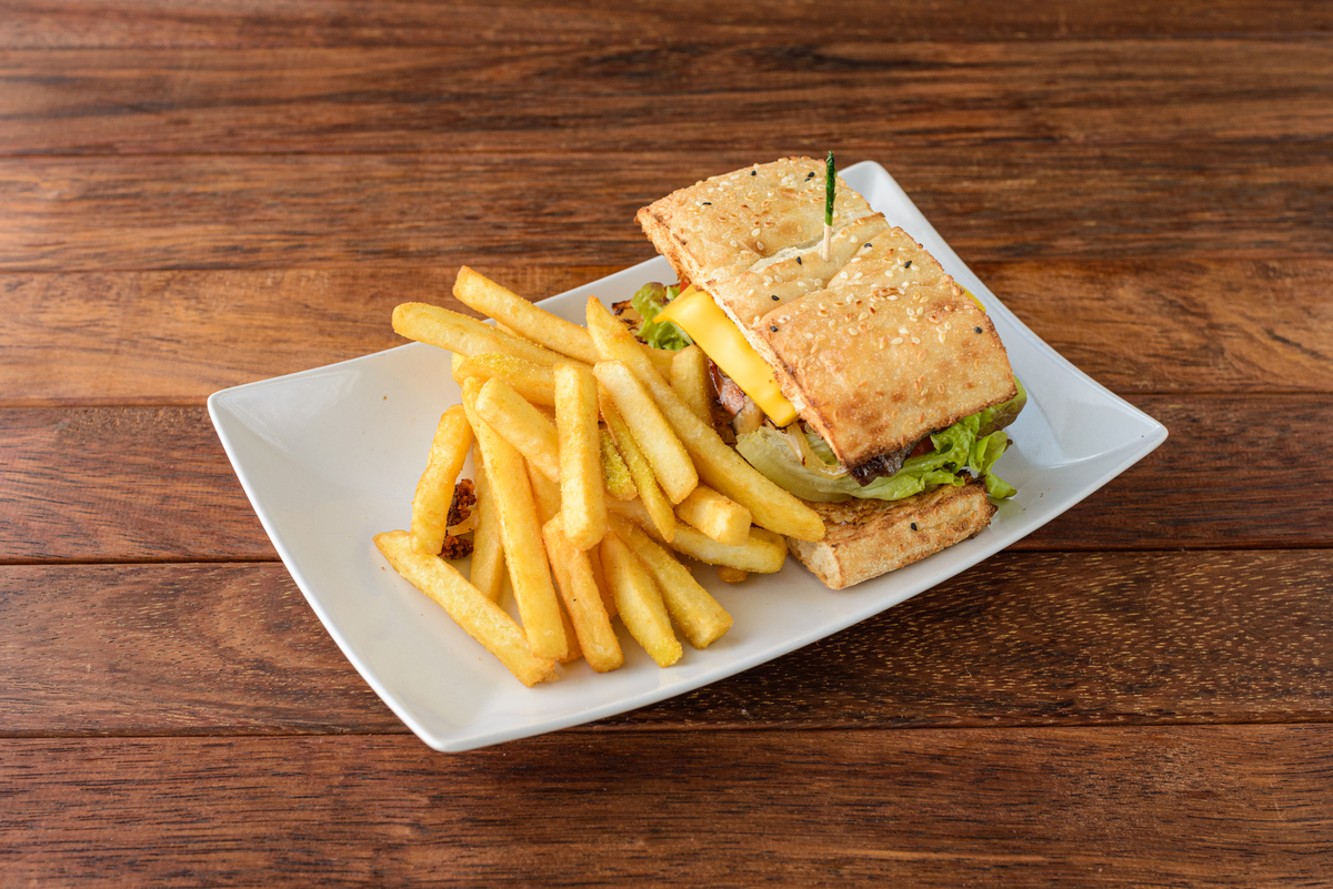 嫩牛五方和薯条：美味快餐的选择