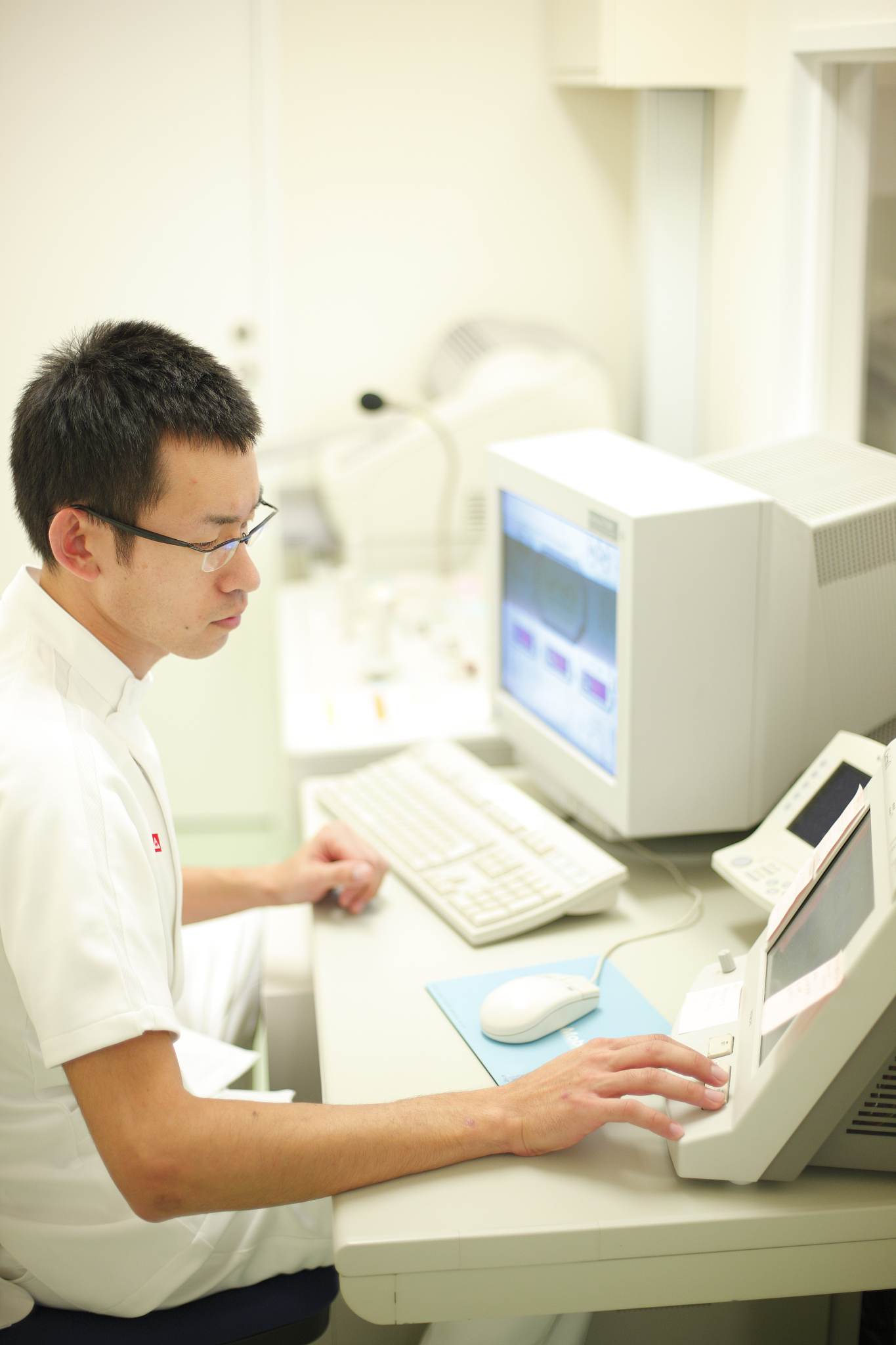 medical technologist performing  ct scan