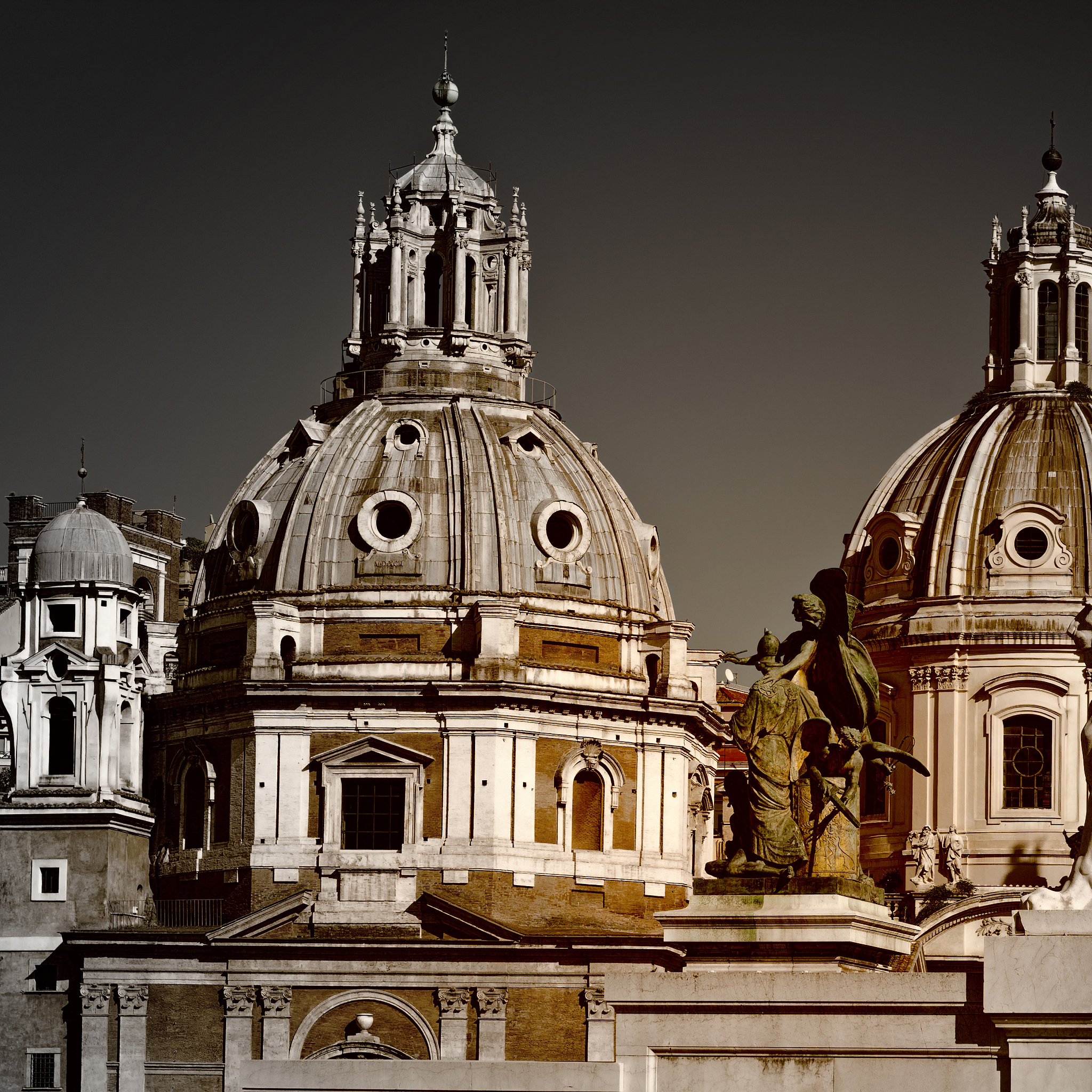 请用1000字完善上述建筑风格部分