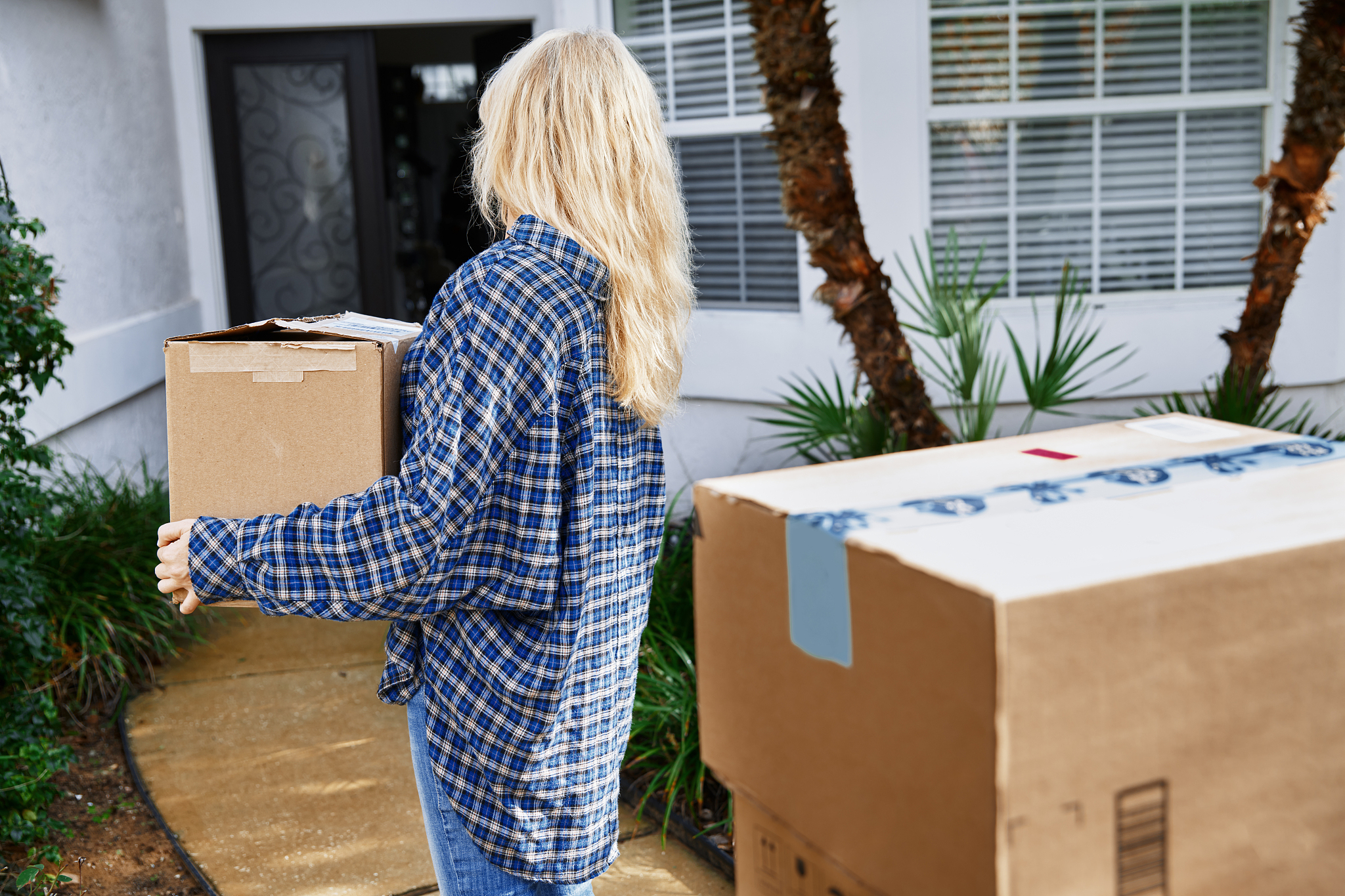 女子带孩子吃饭故意往菜里扔头发 写文章该从哪几个方面来写