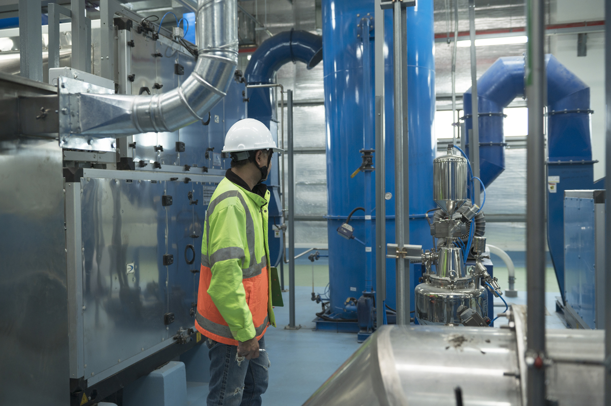 写一篇关于石油化工设备的防腐措施详细具体不得抄袭。