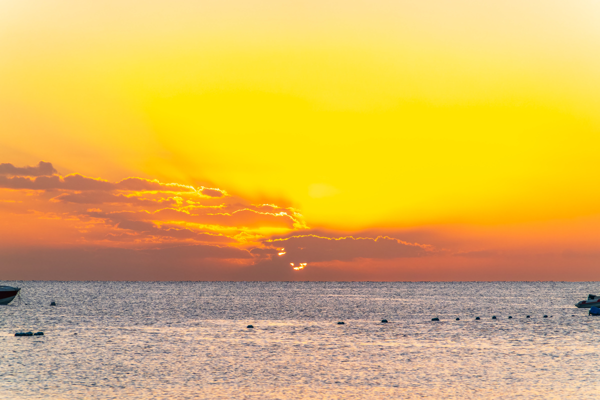 晨起海岸伫望时潮涌徐徐映眼辉。浩渺波涛撼天地千里海涯尽万帆。日出苍穹照波澜浸润大地湿幽香。海鸥翱翔云间舞壮美伟大触心优化上面这首诗不要出现重复的字