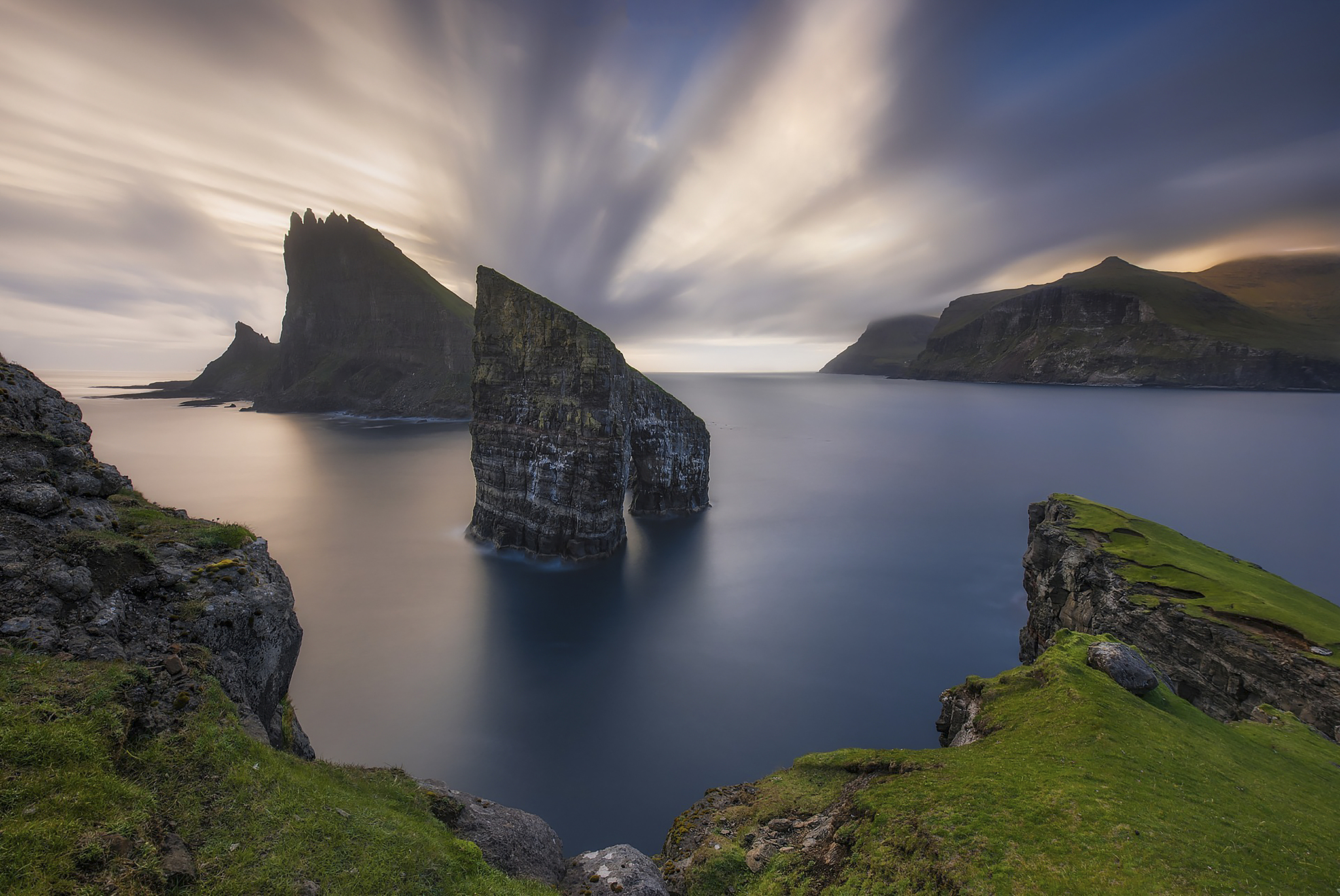 指很多事物形状姿态形式不尽相同各有特色