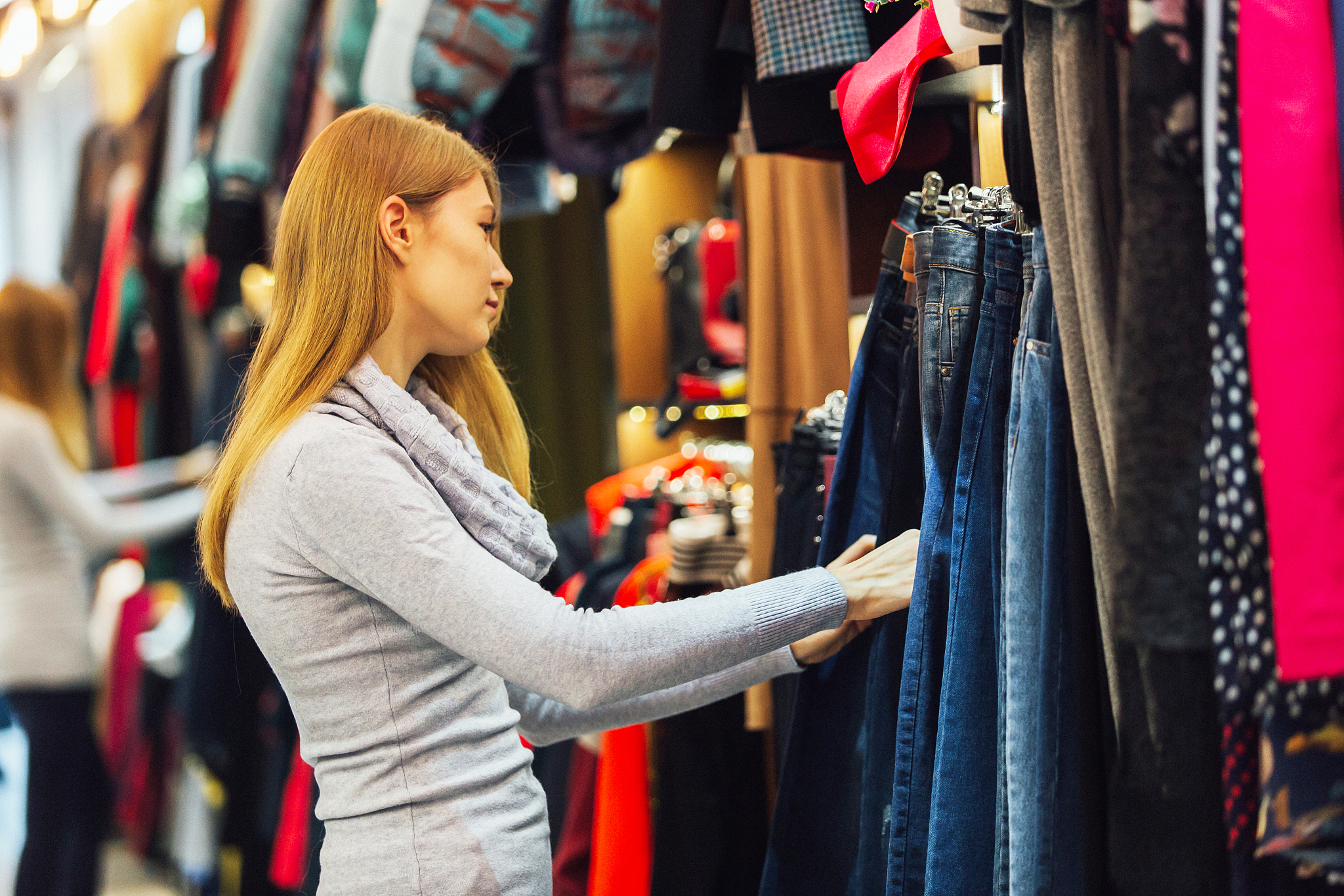 8服装厂加工一批服装共750件已加工件数与服装总数的比是 25再加工多少件正好完成这批服装的一半