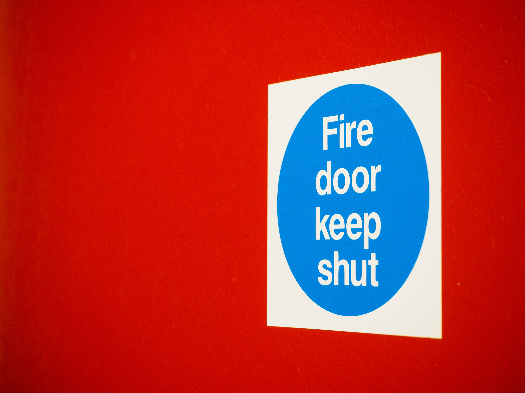 常闭式防火门：两面都需要贴‘保持门关闭’标识吗？