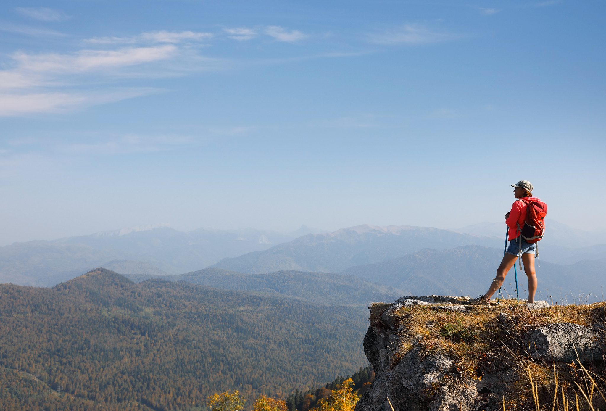 雨打花落残红去，楼心空对下雕栏，给我搞成绝句， 不知道接下来怎么写了，表现一种中年人雨后独自登上高山上的塔楼眺望时的心情
