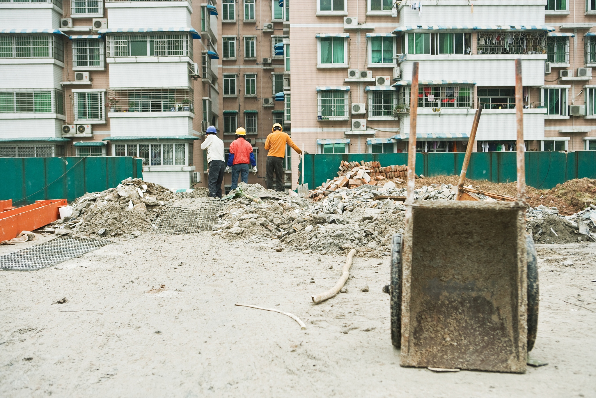 简化一下不要重复：卢卡庄园二期垃圾房占用公共停车位属于违建引起了业主的不满和关注。据了解物业在建垃圾房之前根本就没经过业主的同意这也是业主们反对的主要原因之一。此外小区井盖问题也引起了业主们的关注。据了解小区的井盖都是塑料的而且时间长了都裂开了存在安全隐患。业主们多次向物业、社区、街道反映此问题但几个月了到现在都没有得到解决。针对以上问题物业、社区、街道也表示已经进行了沟通但却没有取得实质性的进展