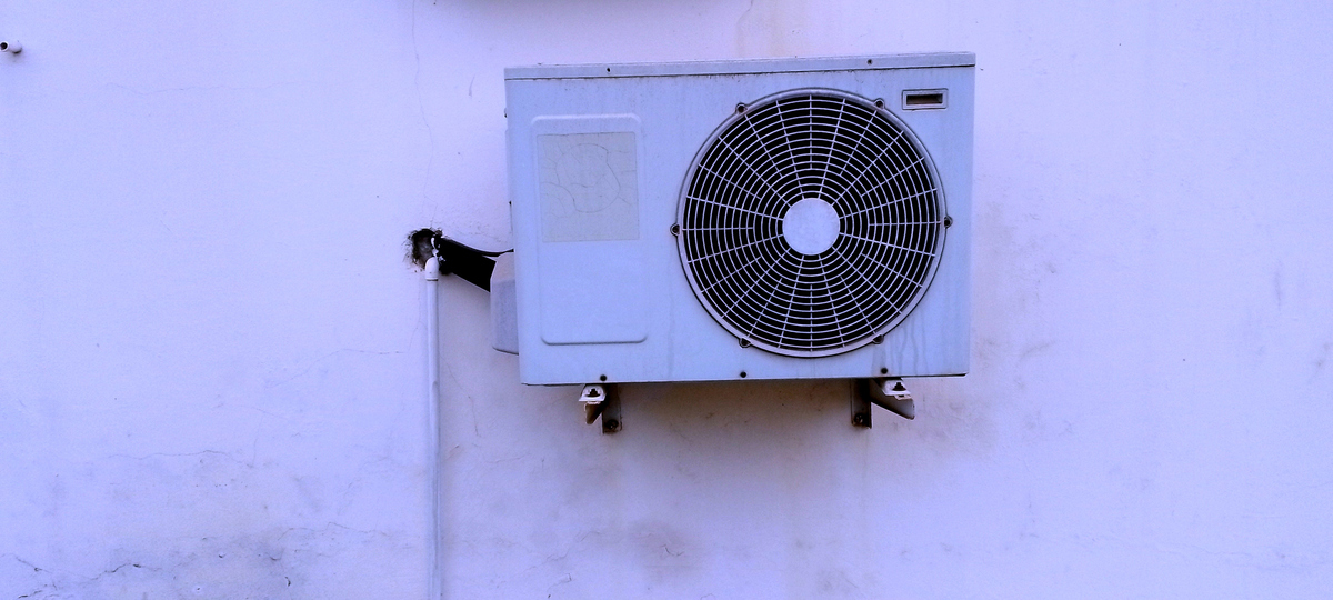 总结美的空调外机110系列的发展历史列出典型的型号及出厂年份外机的尺寸风机效率和使用的新技术。